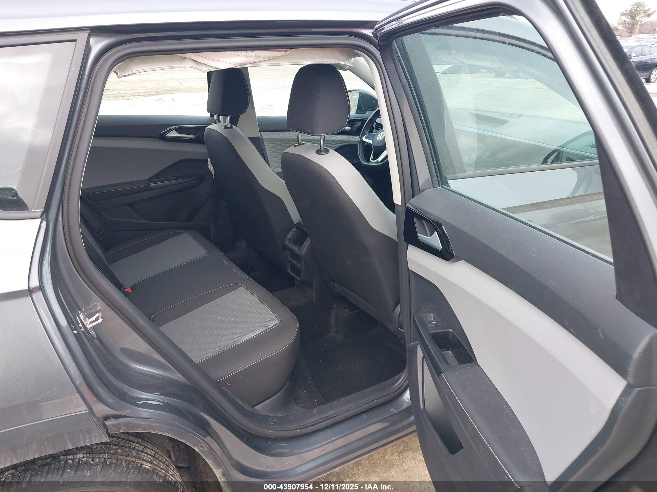 VOLKSWAGEN TAOS image 8