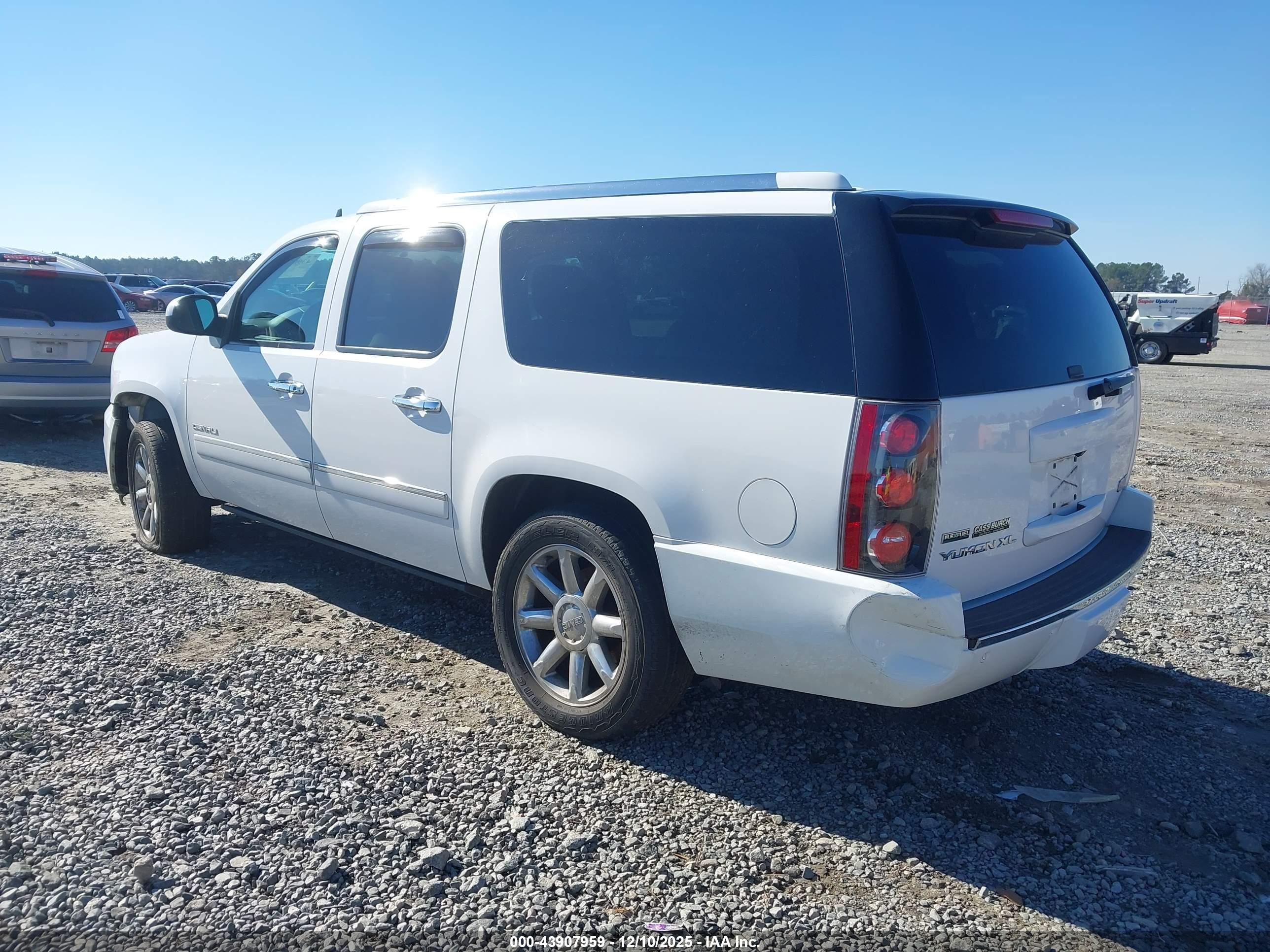 GMC YUKON image 3