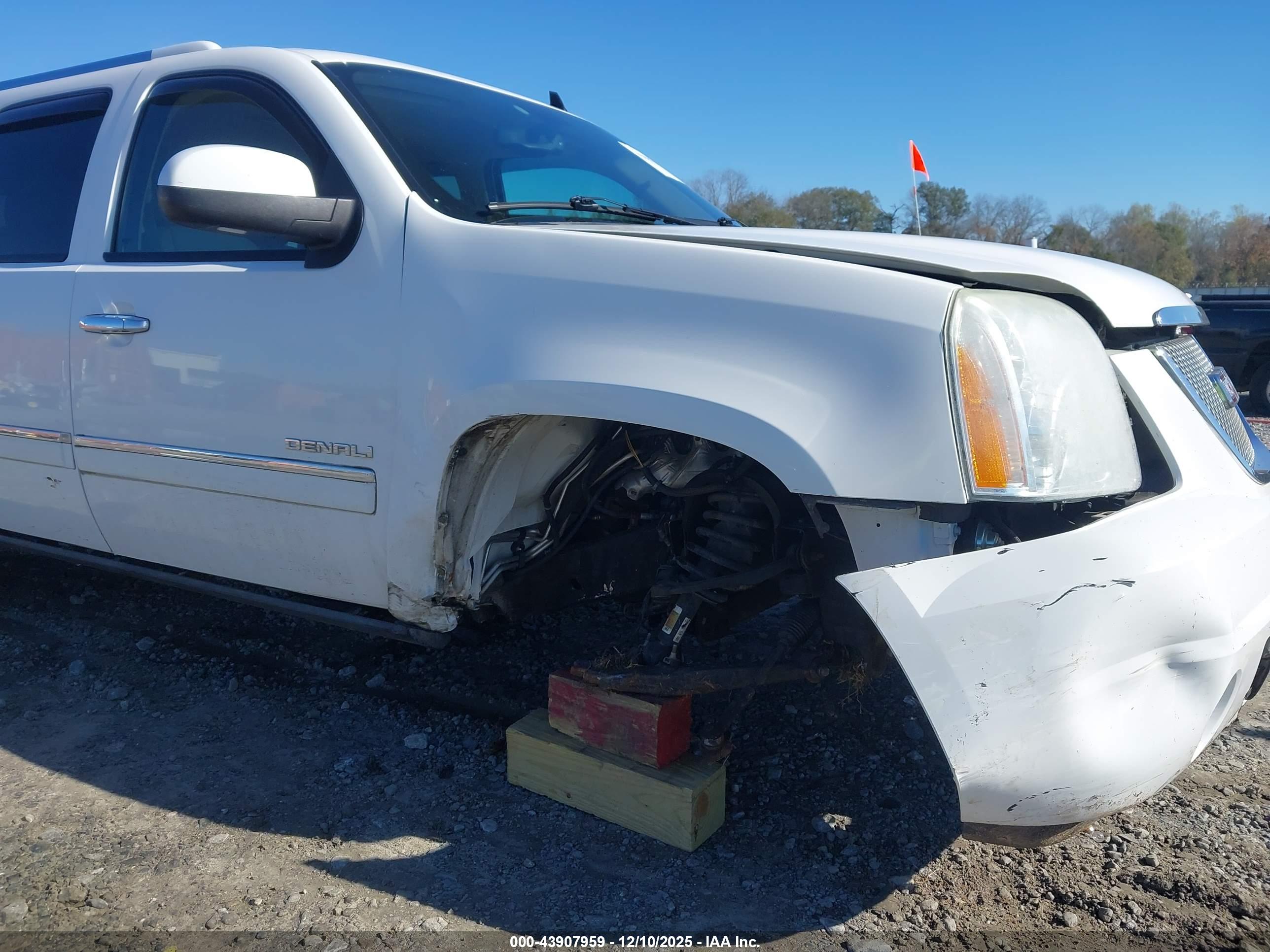 GMC YUKON image 6