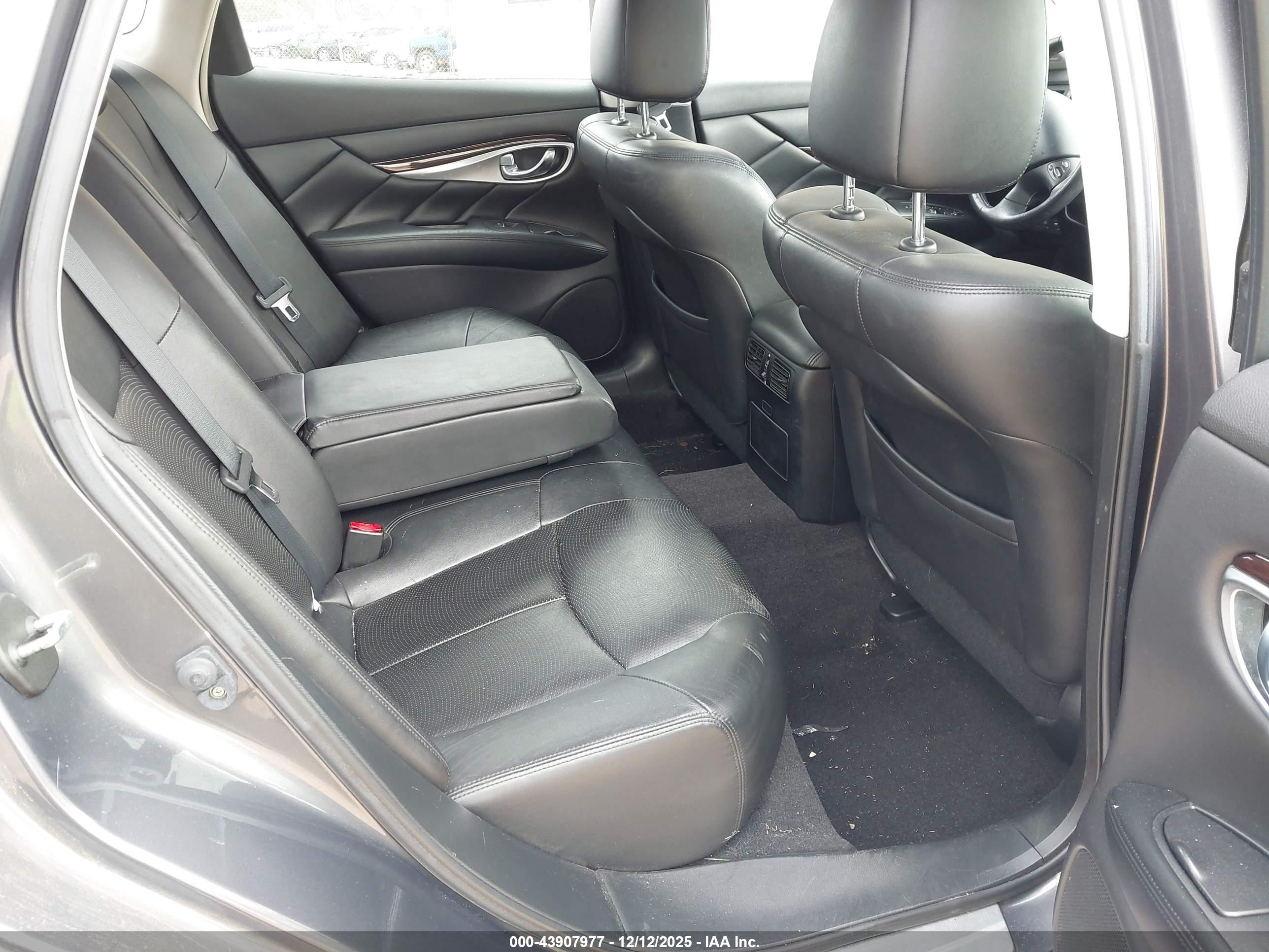 INFINITI M37 image 8