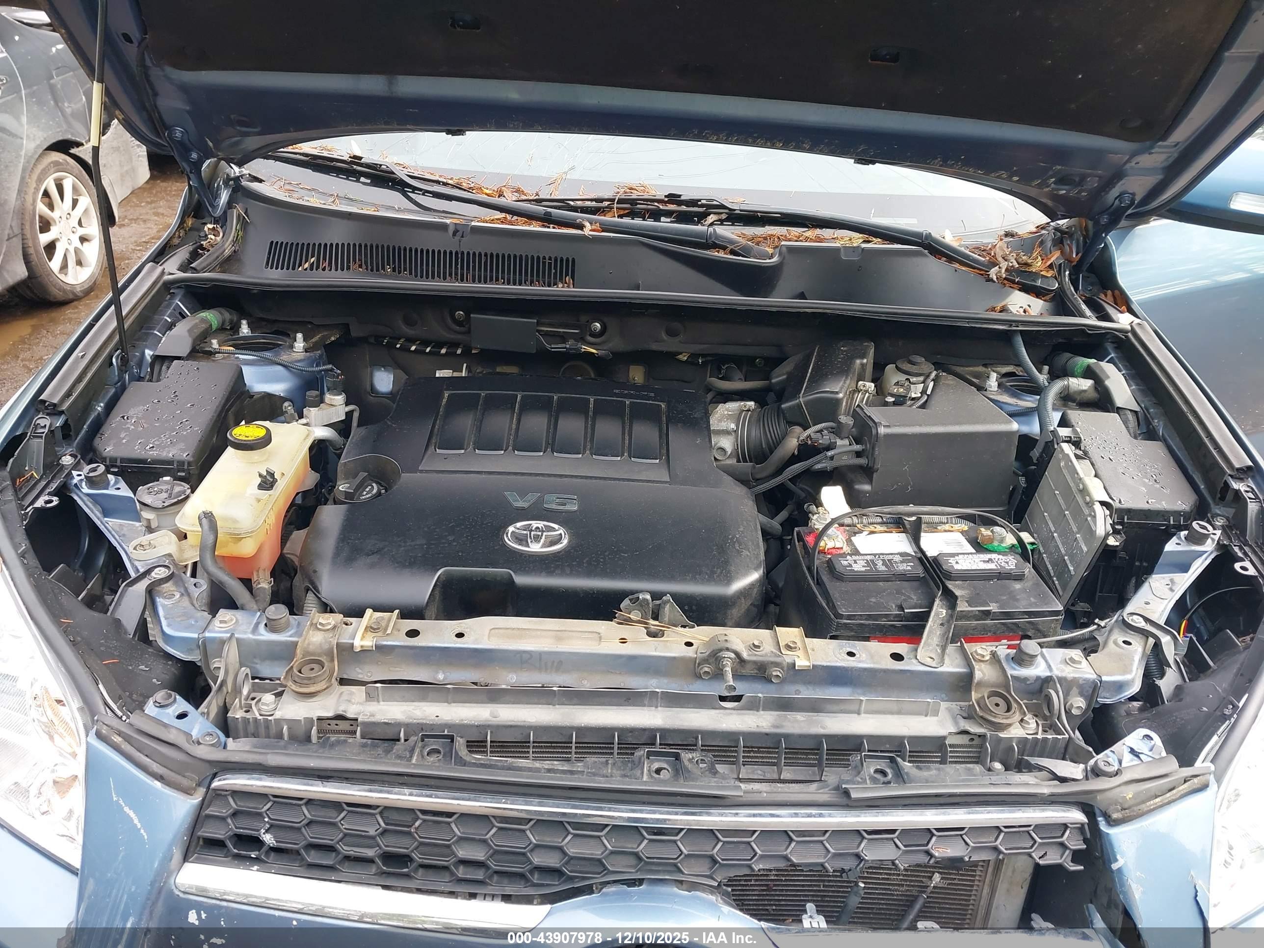 TOYOTA RAV4 image 10