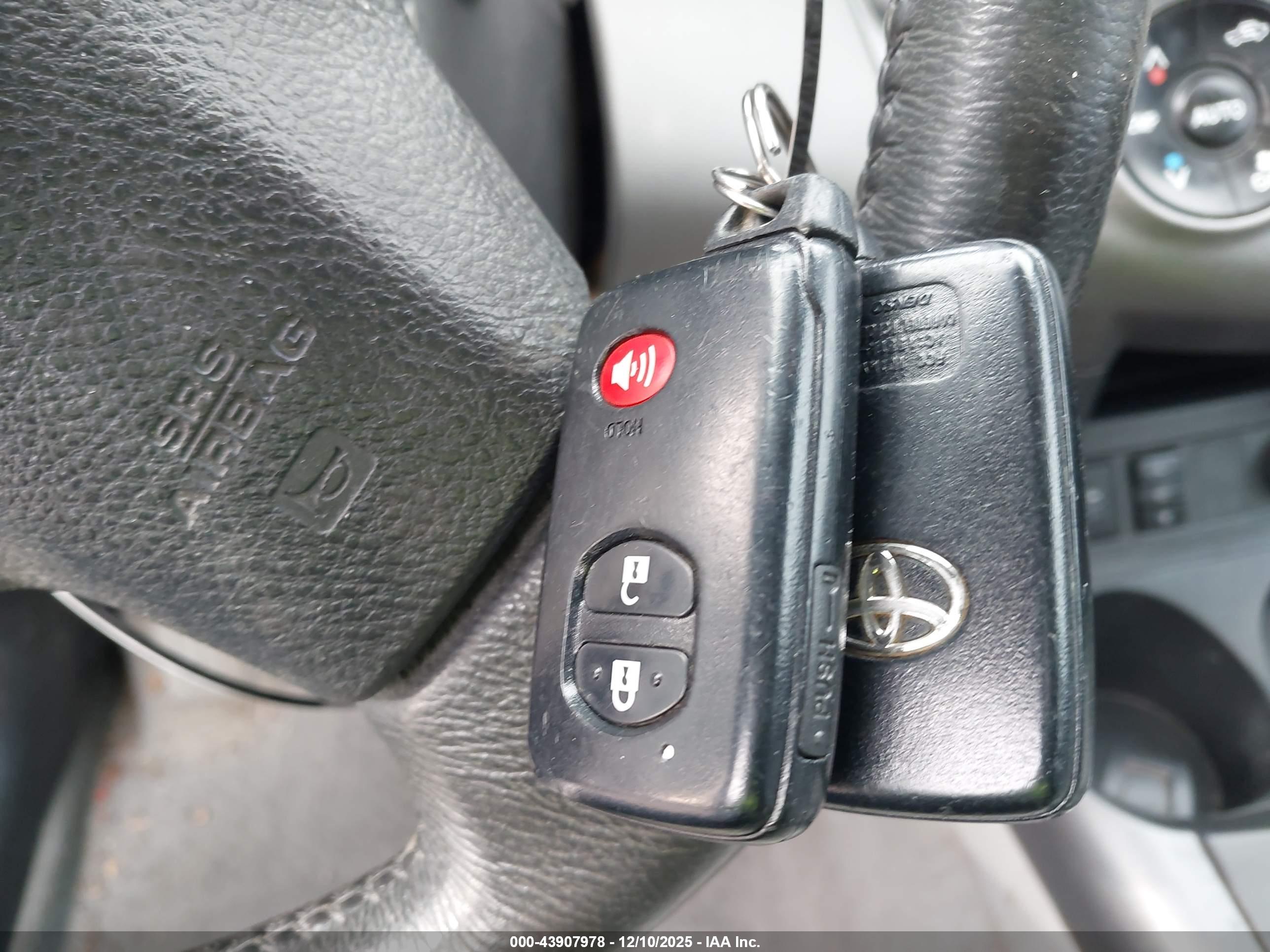 TOYOTA RAV4 image 11