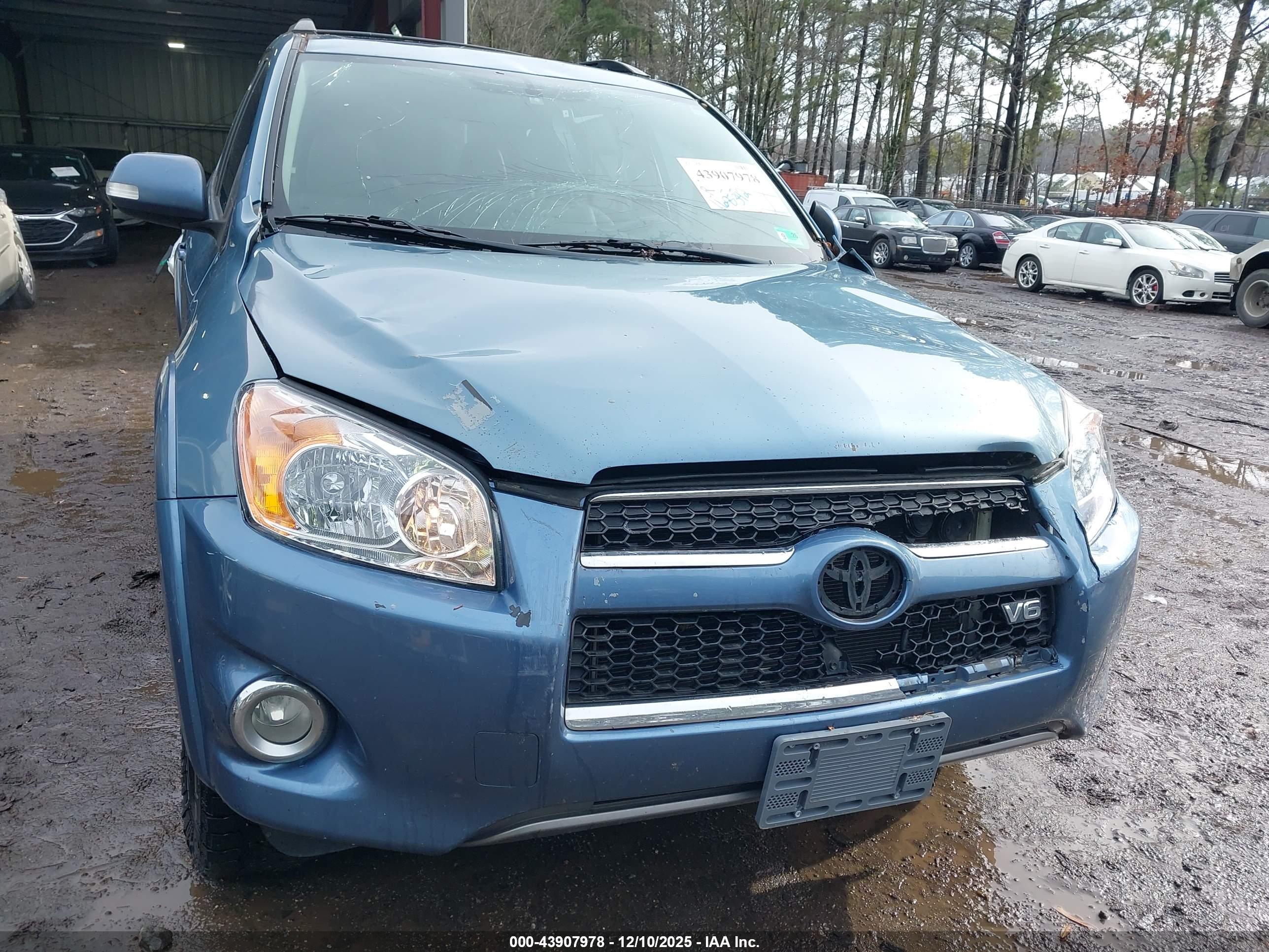 TOYOTA RAV4 image 6