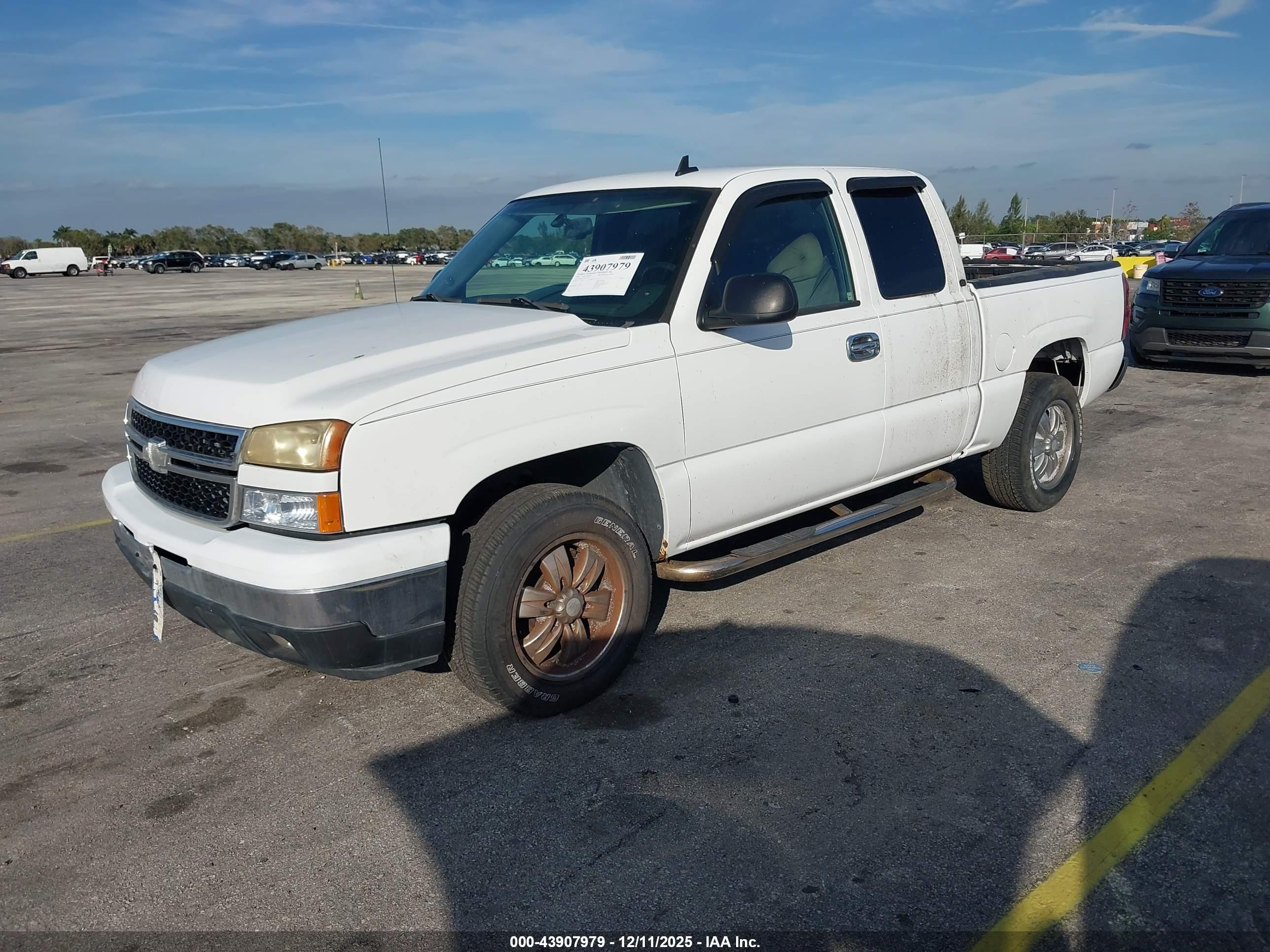 CHEVROLET SILVERADO image 2