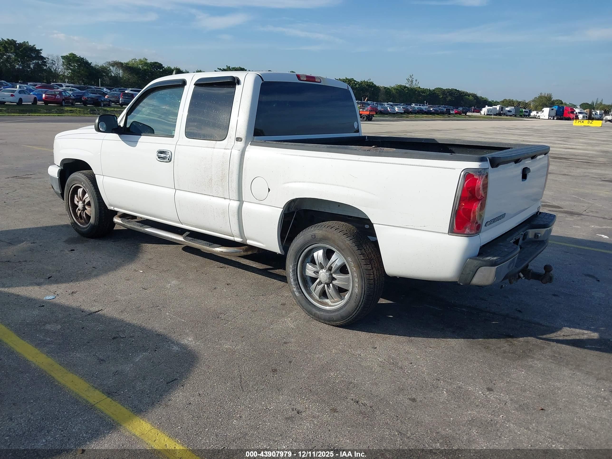 CHEVROLET SILVERADO image 3