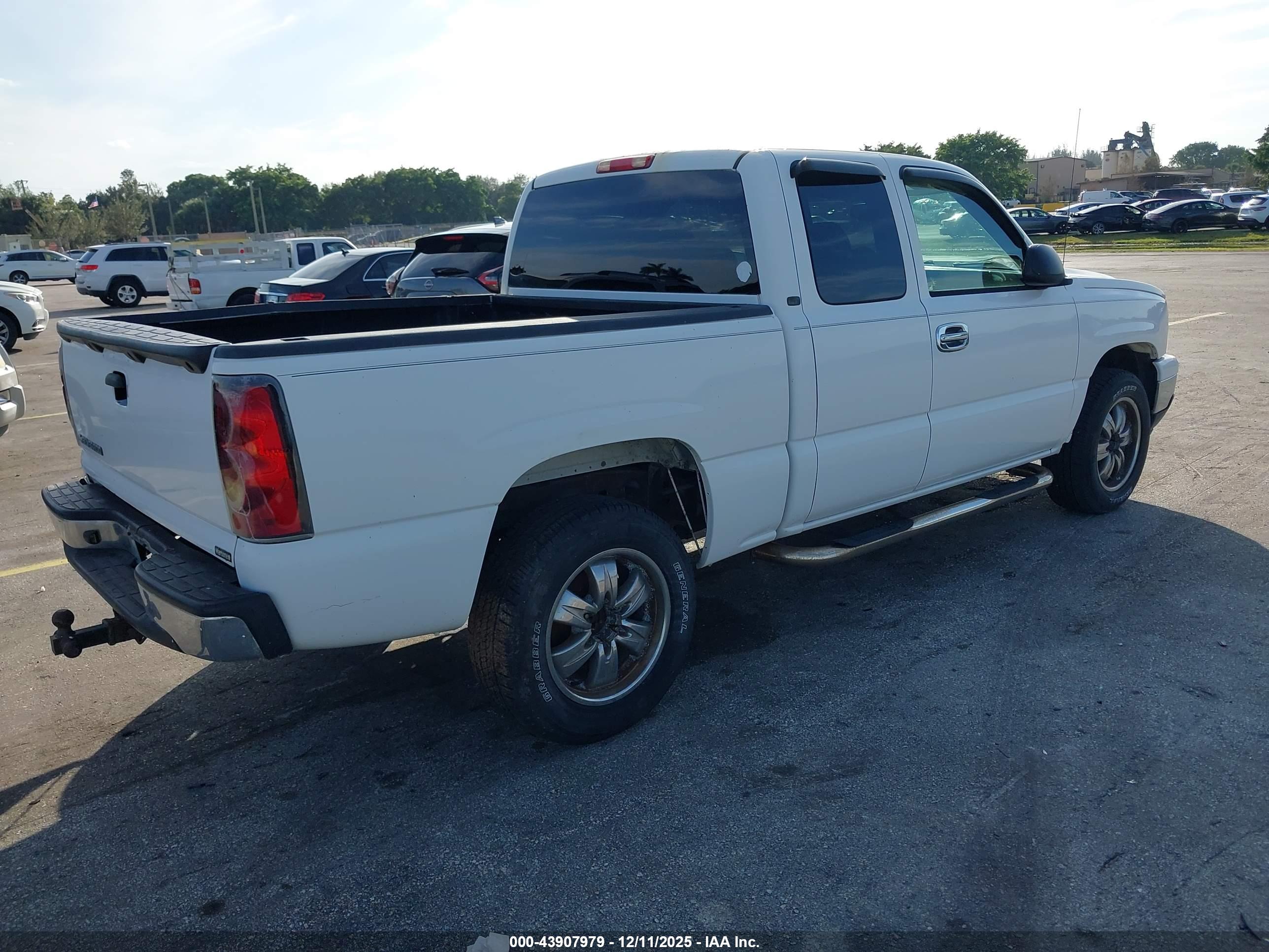 CHEVROLET SILVERADO image 4