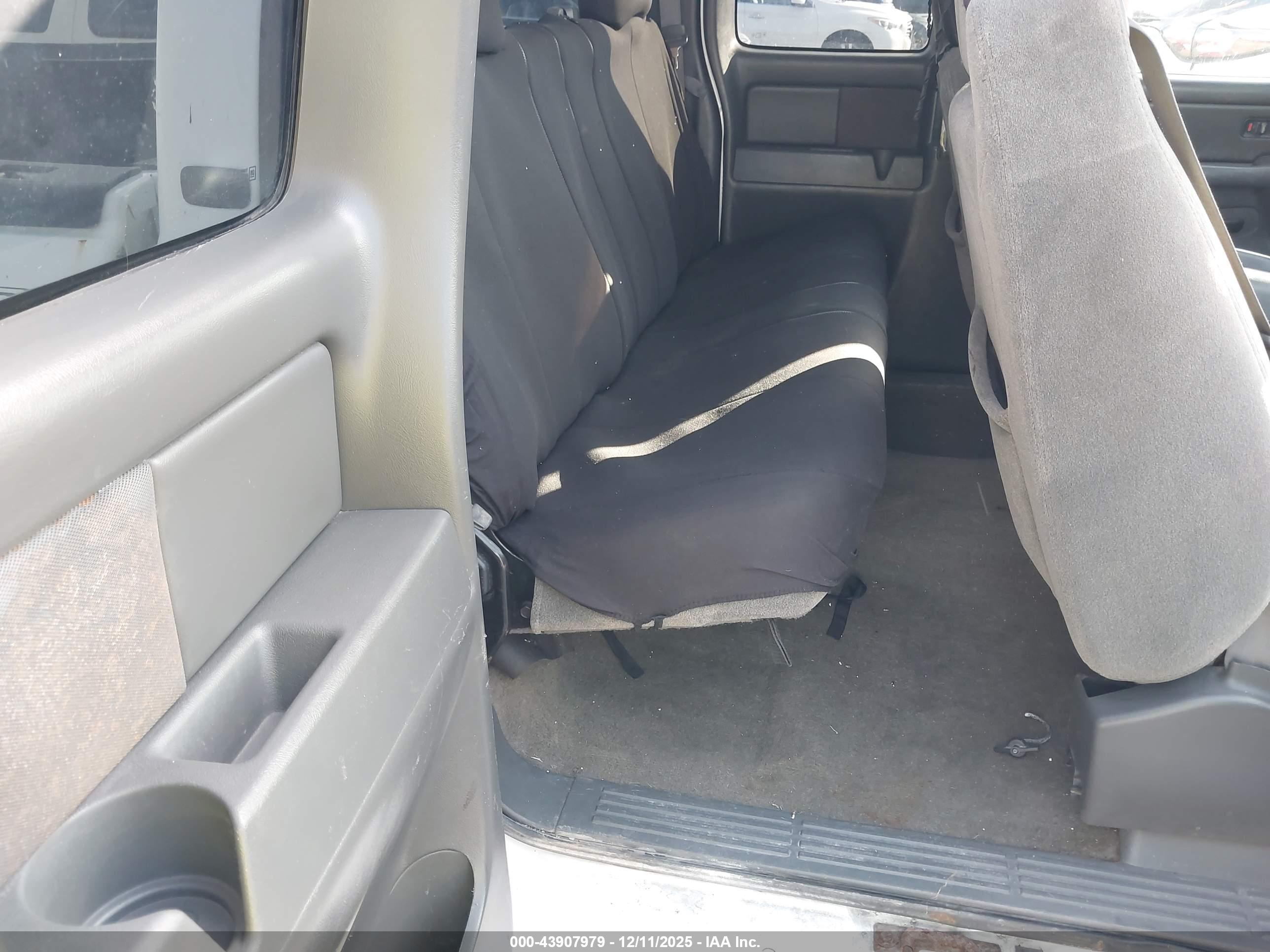 CHEVROLET SILVERADO image 8