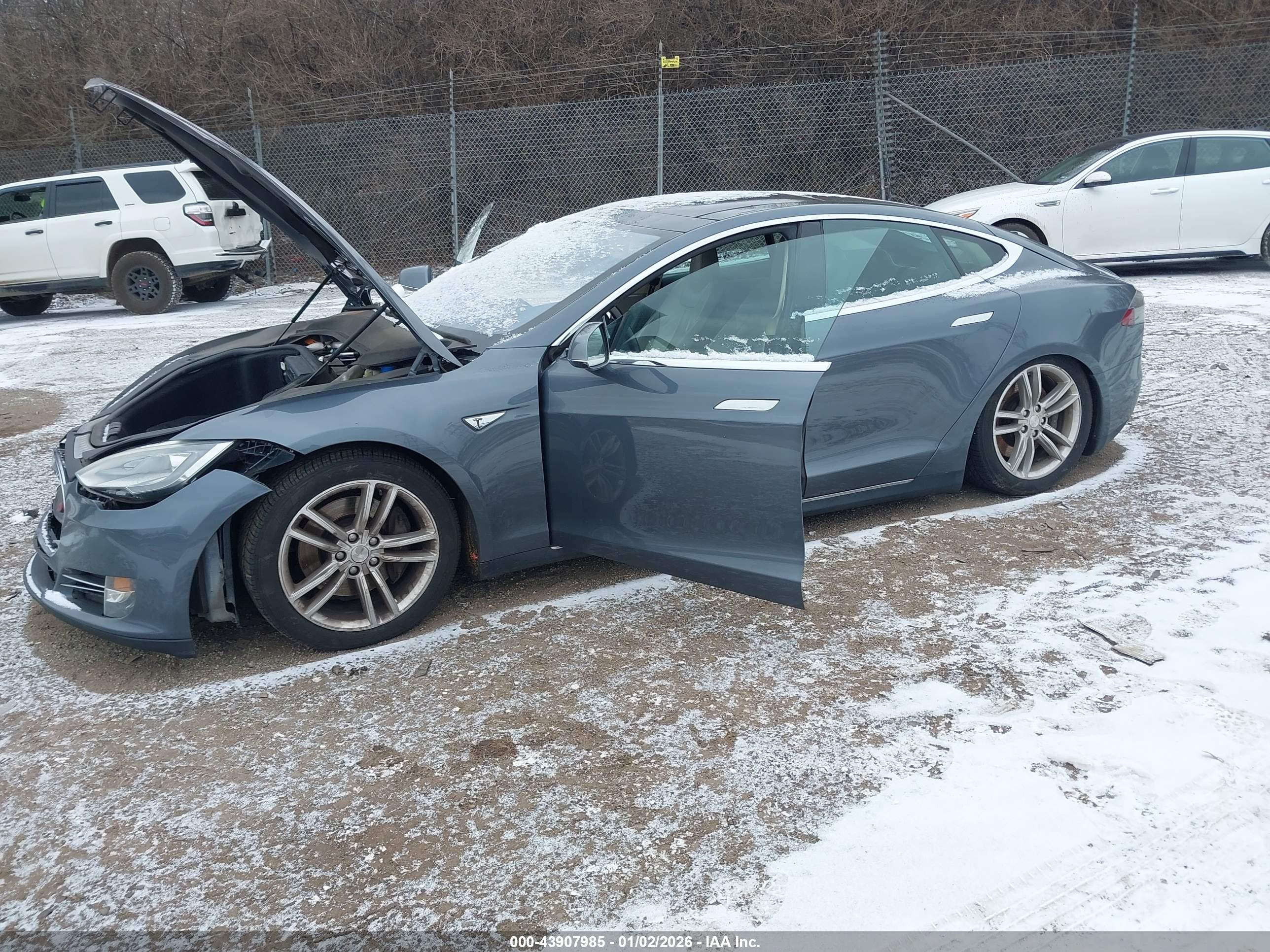 TESLA MODEL image 2
