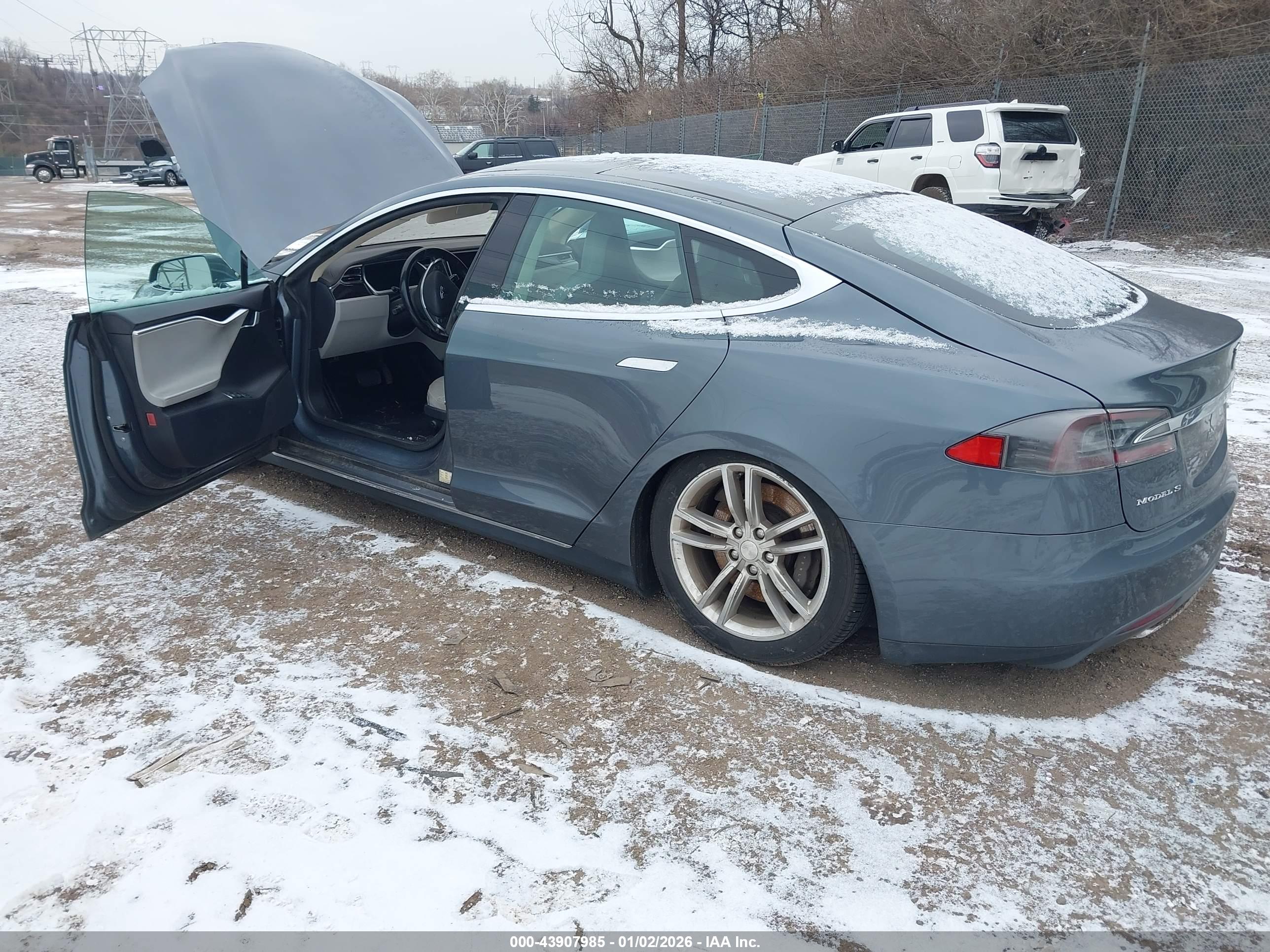 TESLA MODEL image 3