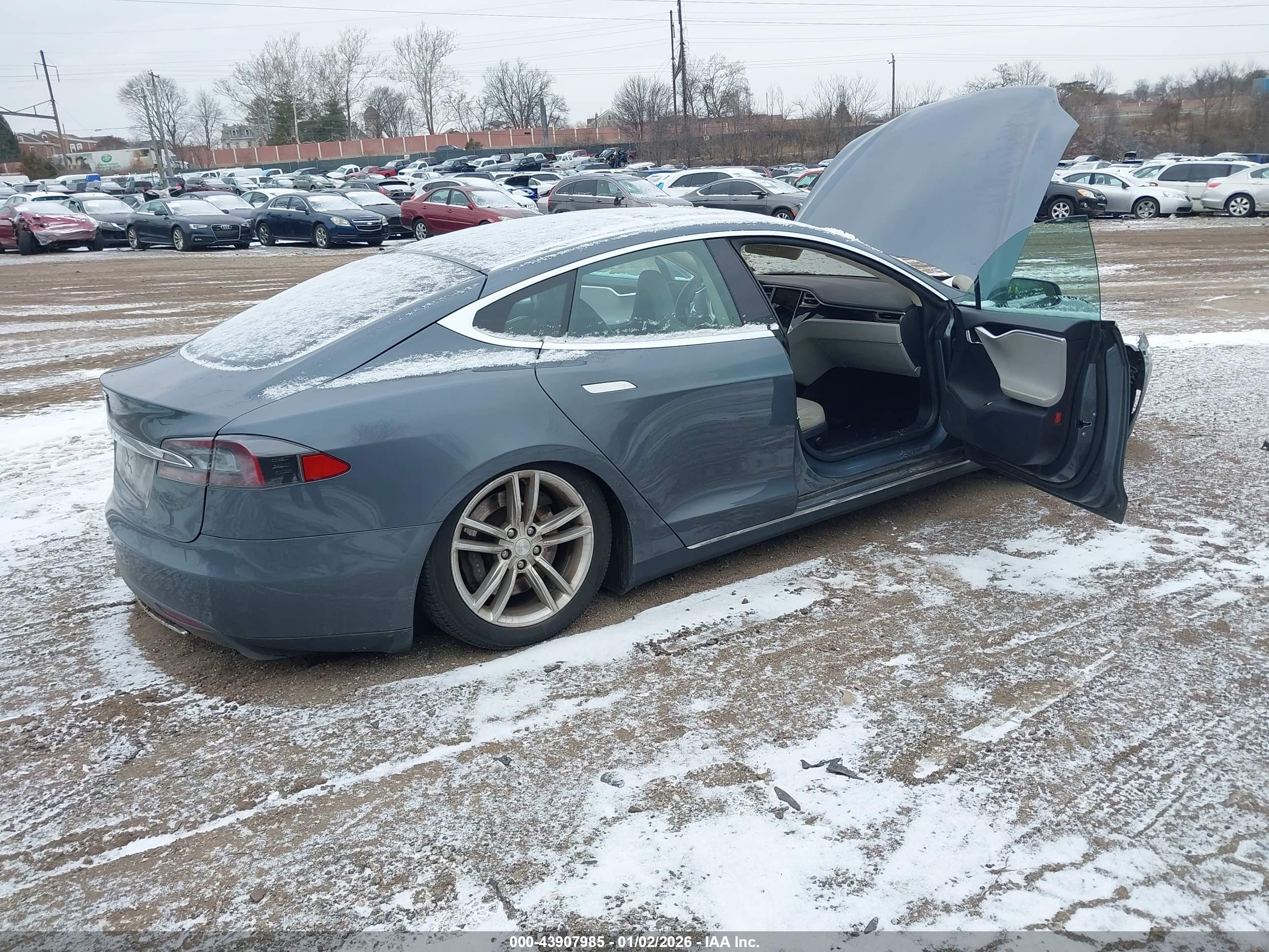 TESLA MODEL image 4