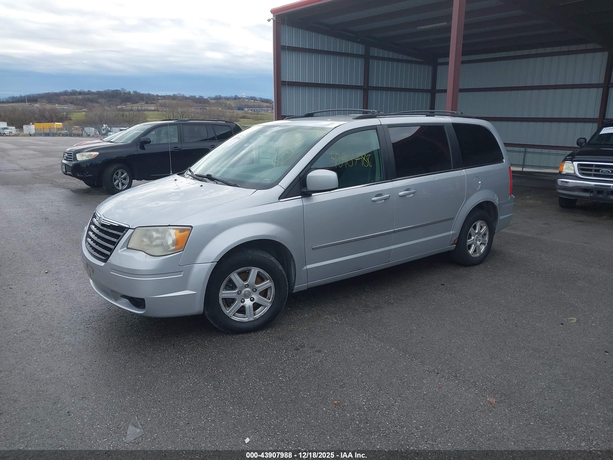 CHRYSLER TOWN image 2
