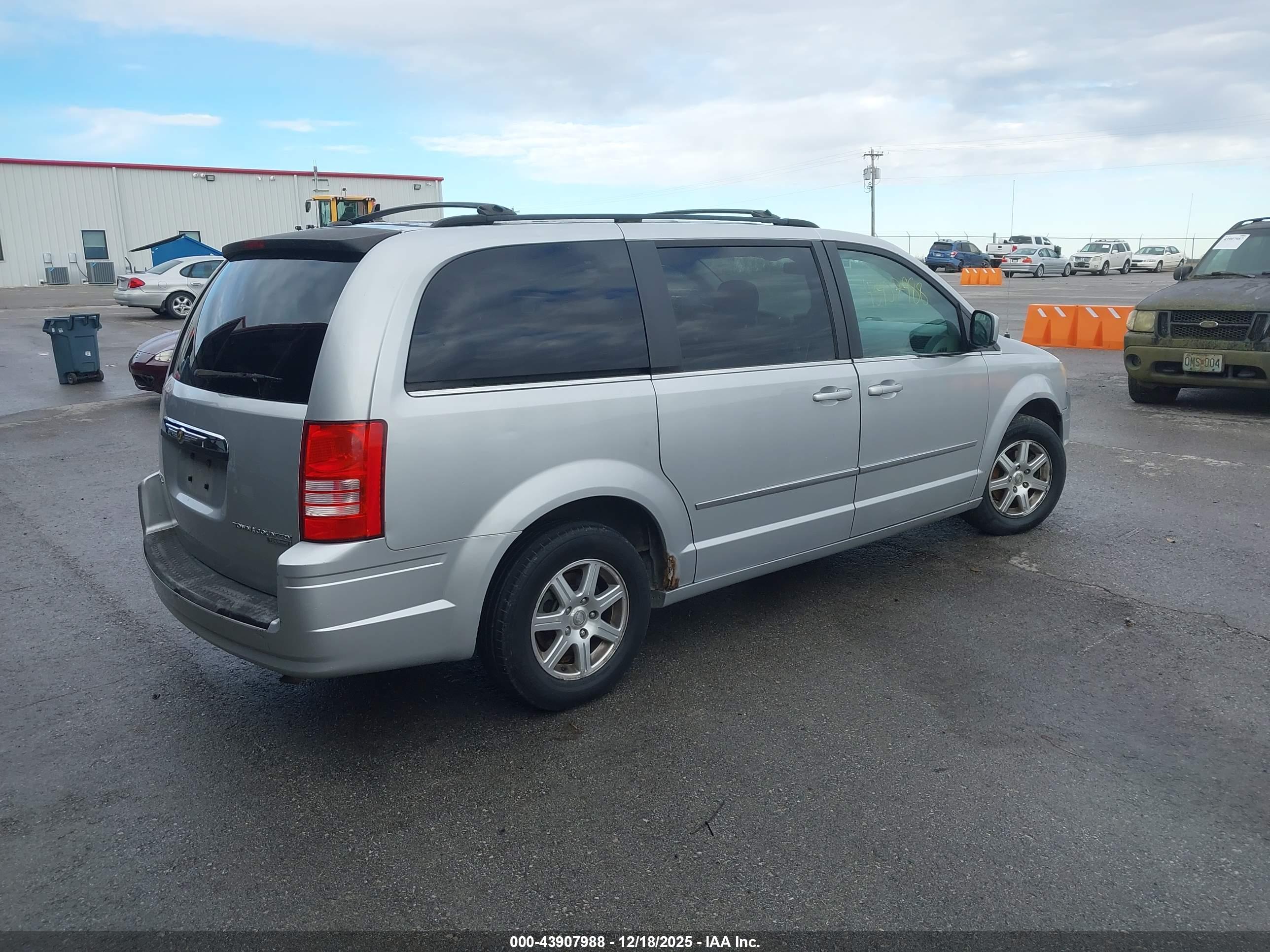 CHRYSLER TOWN image 4