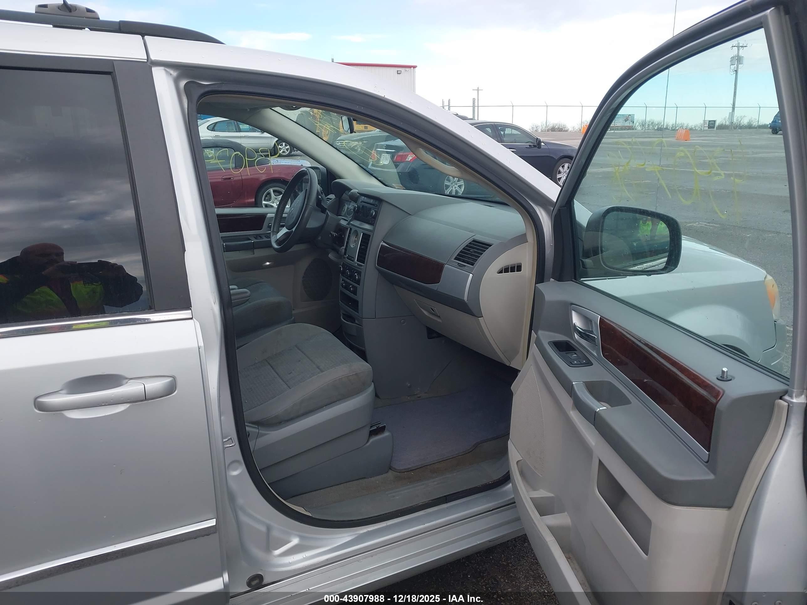 CHRYSLER TOWN image 5