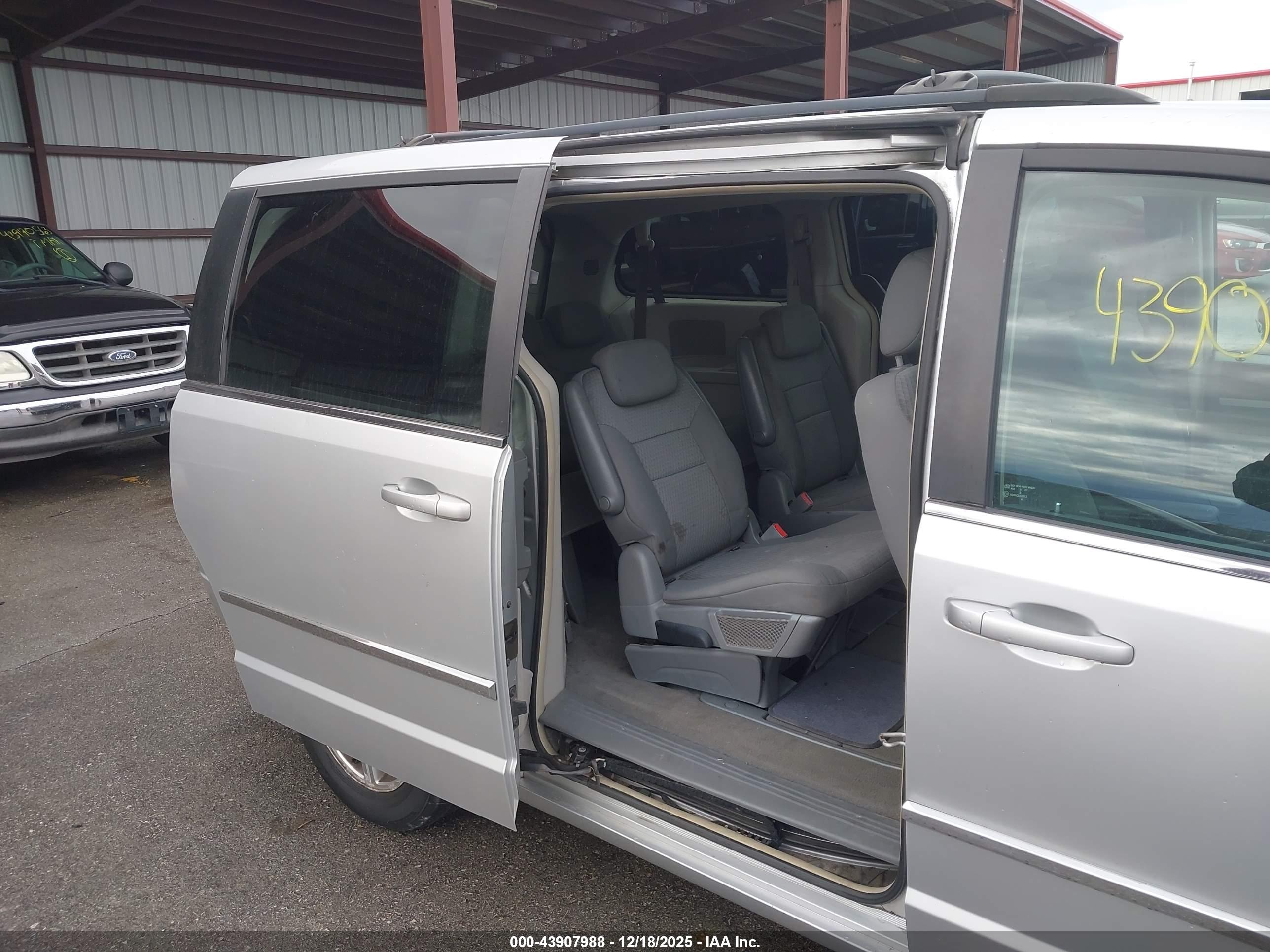 CHRYSLER TOWN image 8