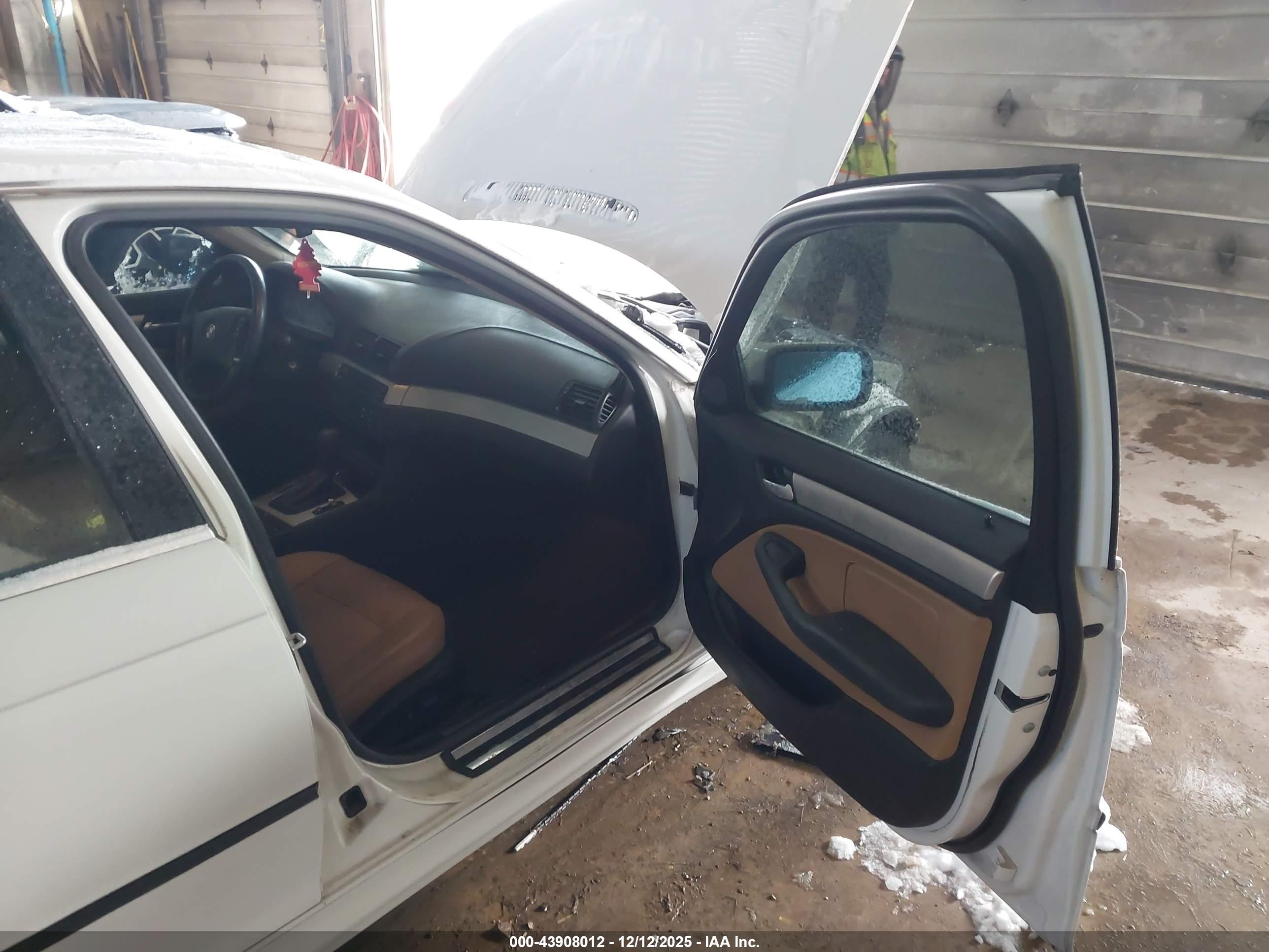 BMW 330XI image 5