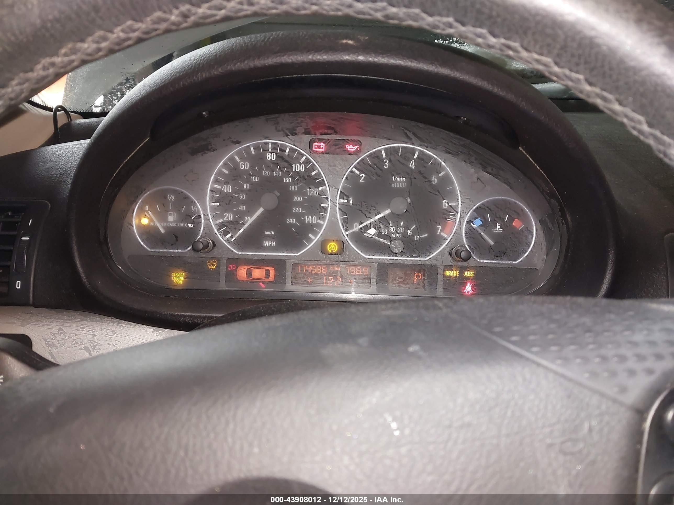 BMW 330XI image 7