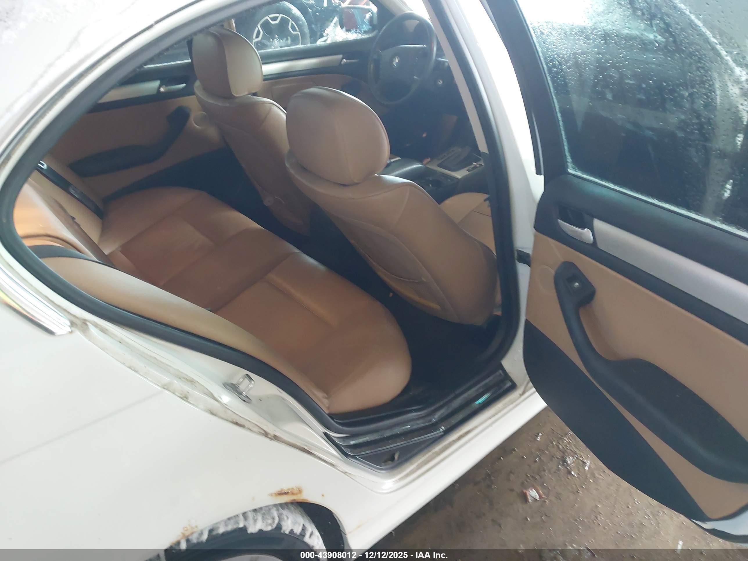 BMW 330XI image 8