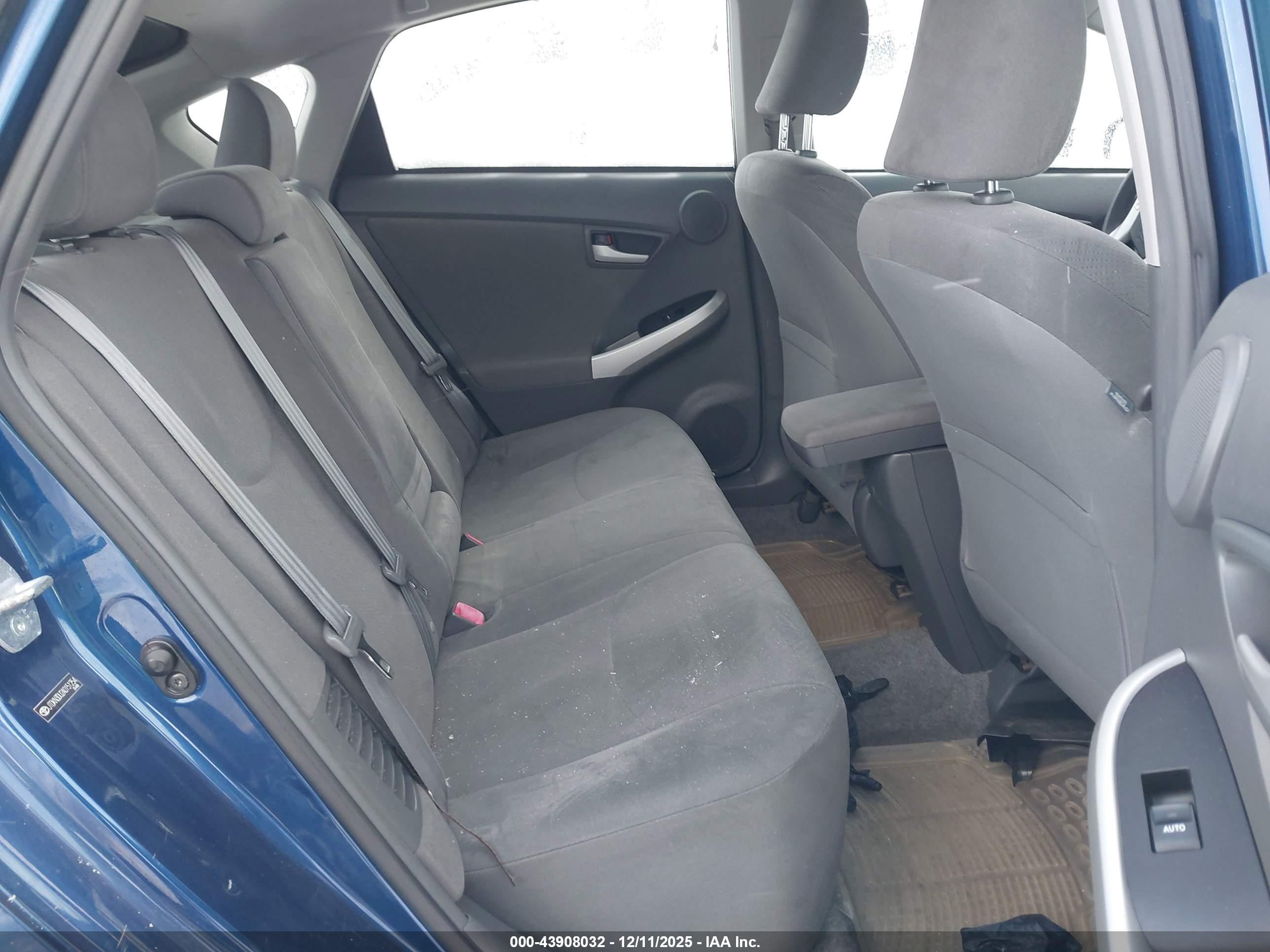 TOYOTA PRIUS image 8