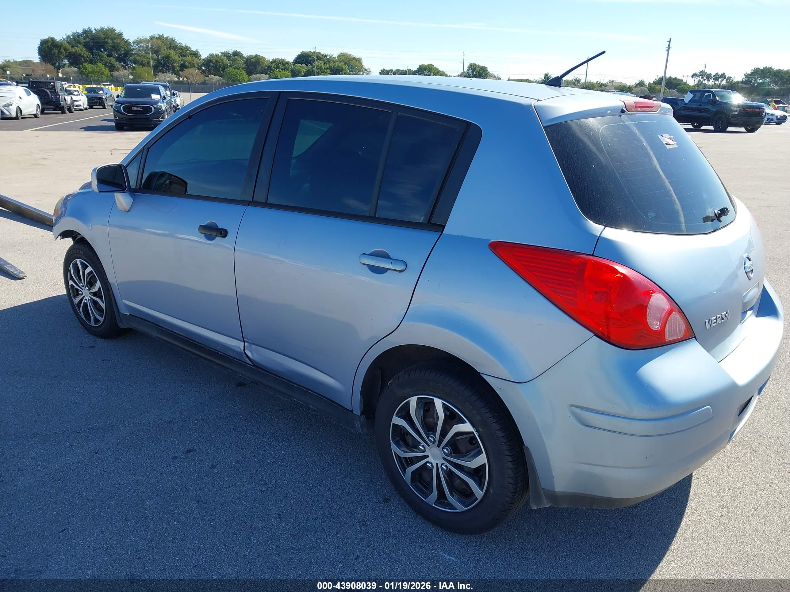 NISSAN VERSA image 3