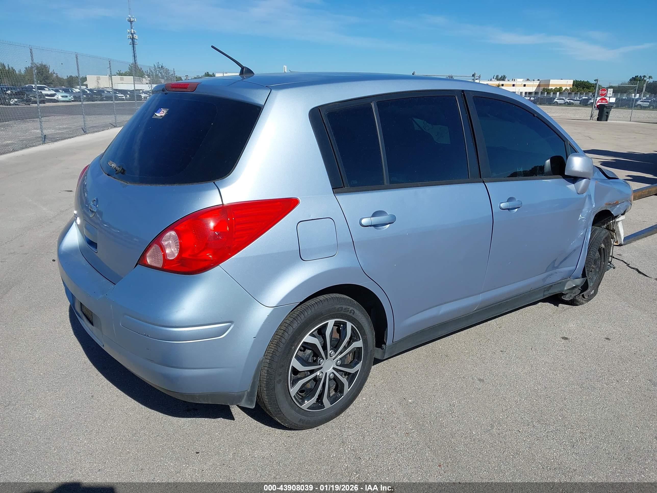 NISSAN VERSA image 4