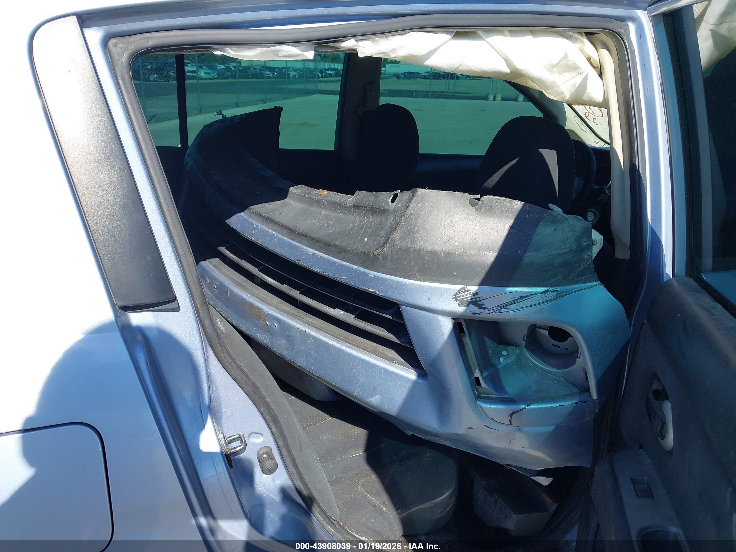 NISSAN VERSA image 8