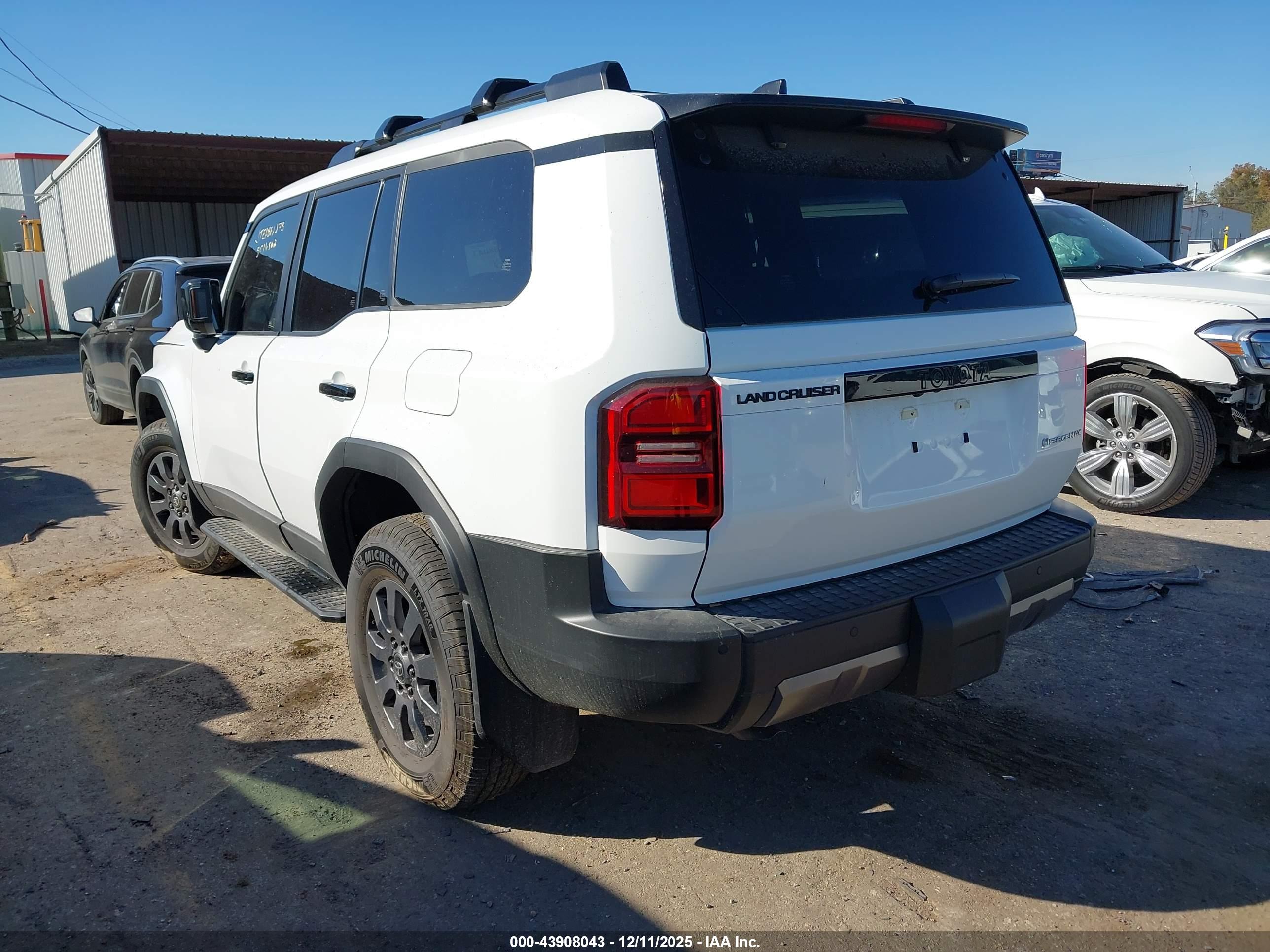 TOYOTA LAND image 3