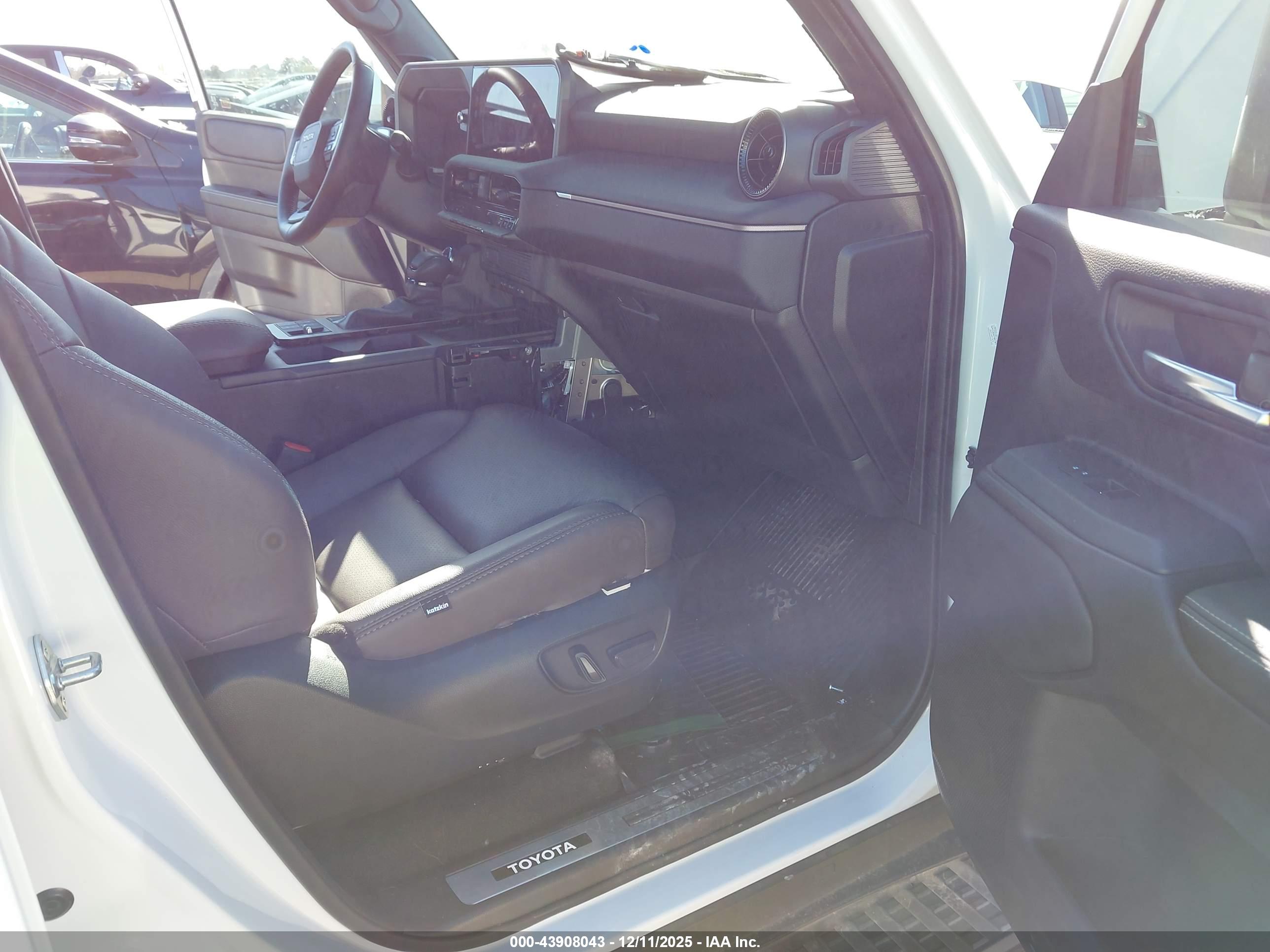 TOYOTA LAND image 5