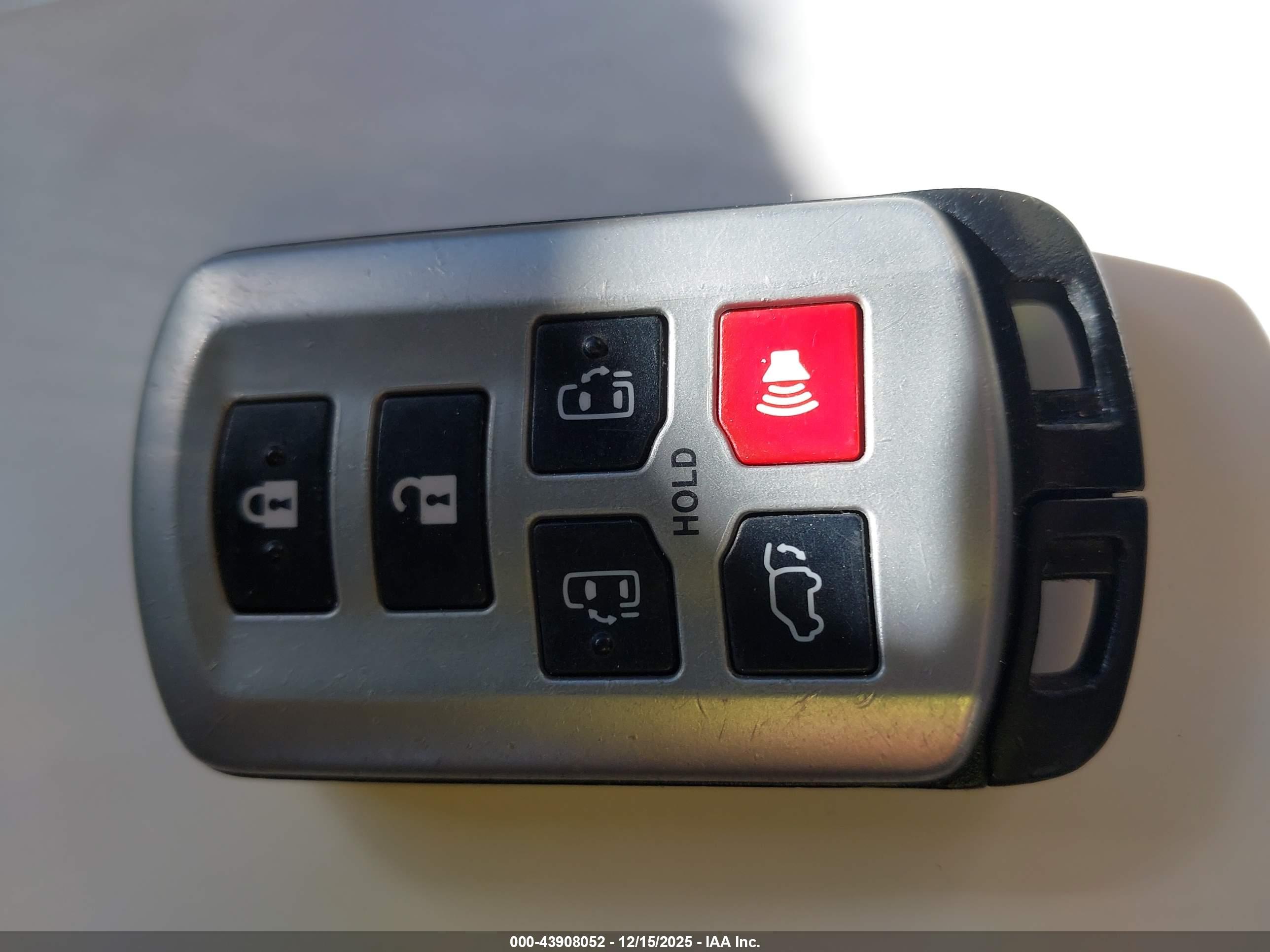 TOYOTA SIENNA image 11