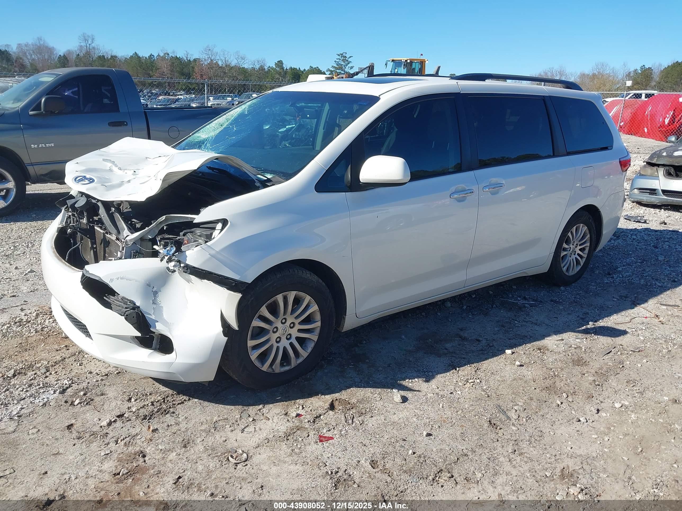 TOYOTA SIENNA image 2