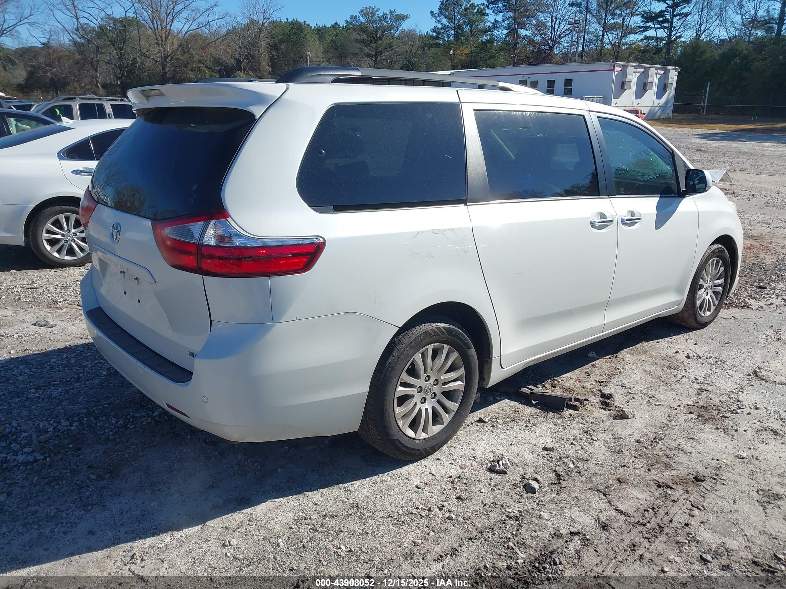 TOYOTA SIENNA image 4