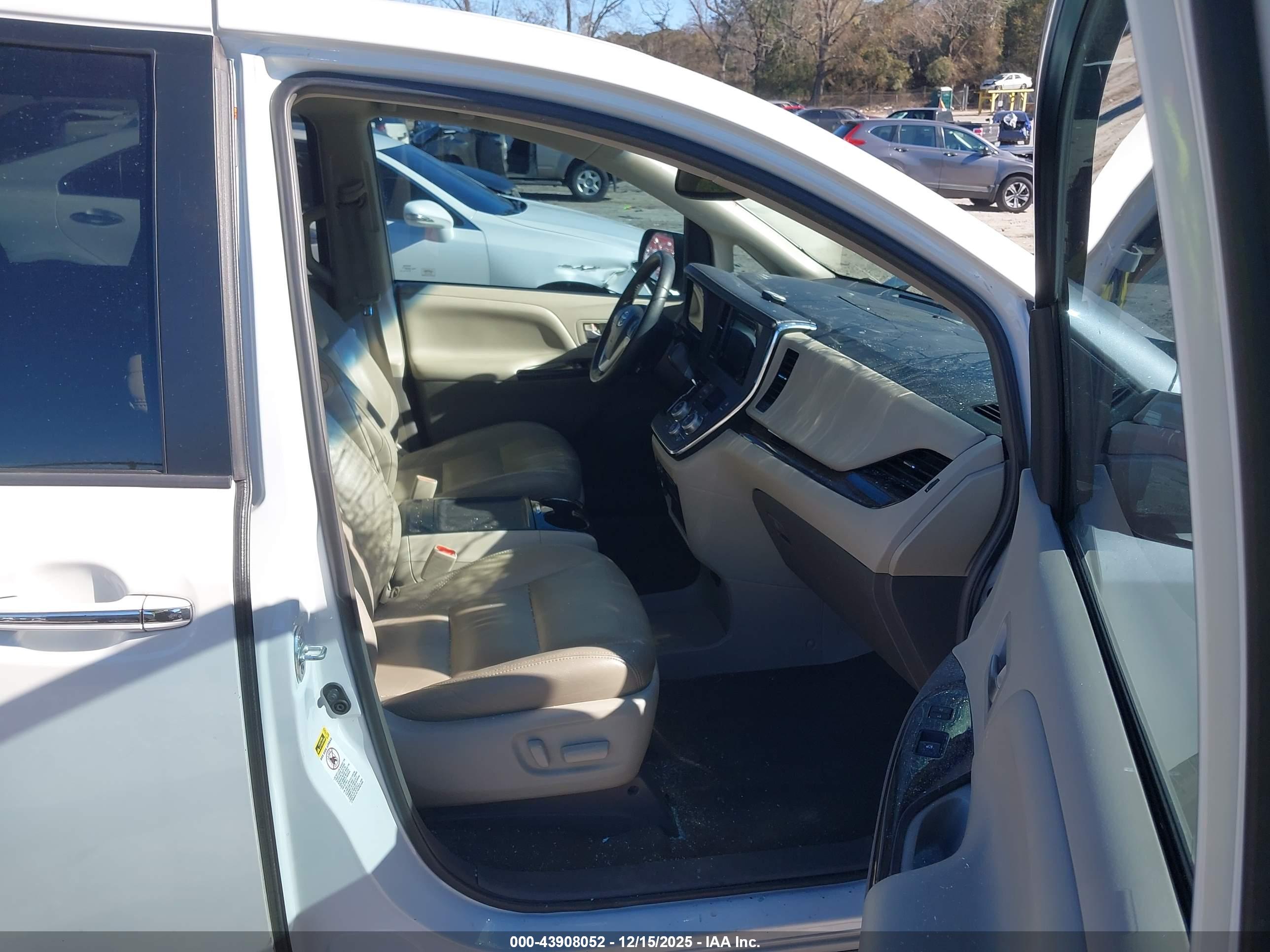 TOYOTA SIENNA image 5