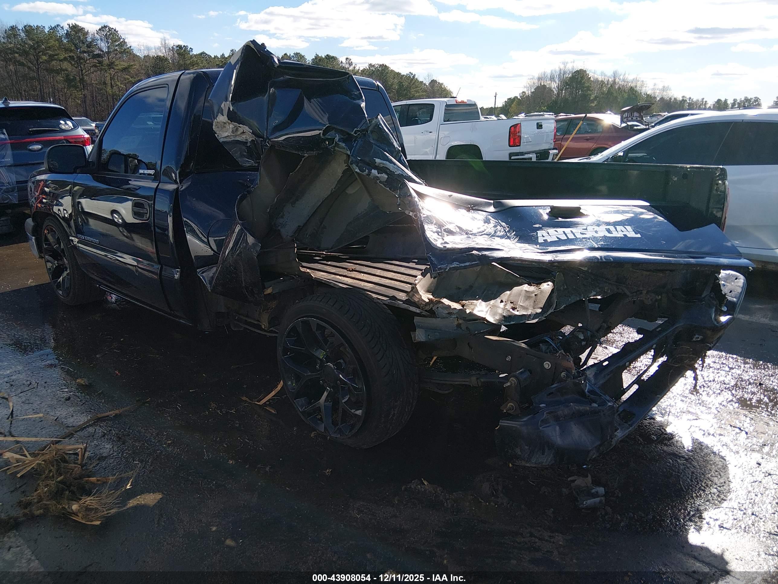 CHEVROLET SILVERADO image 3