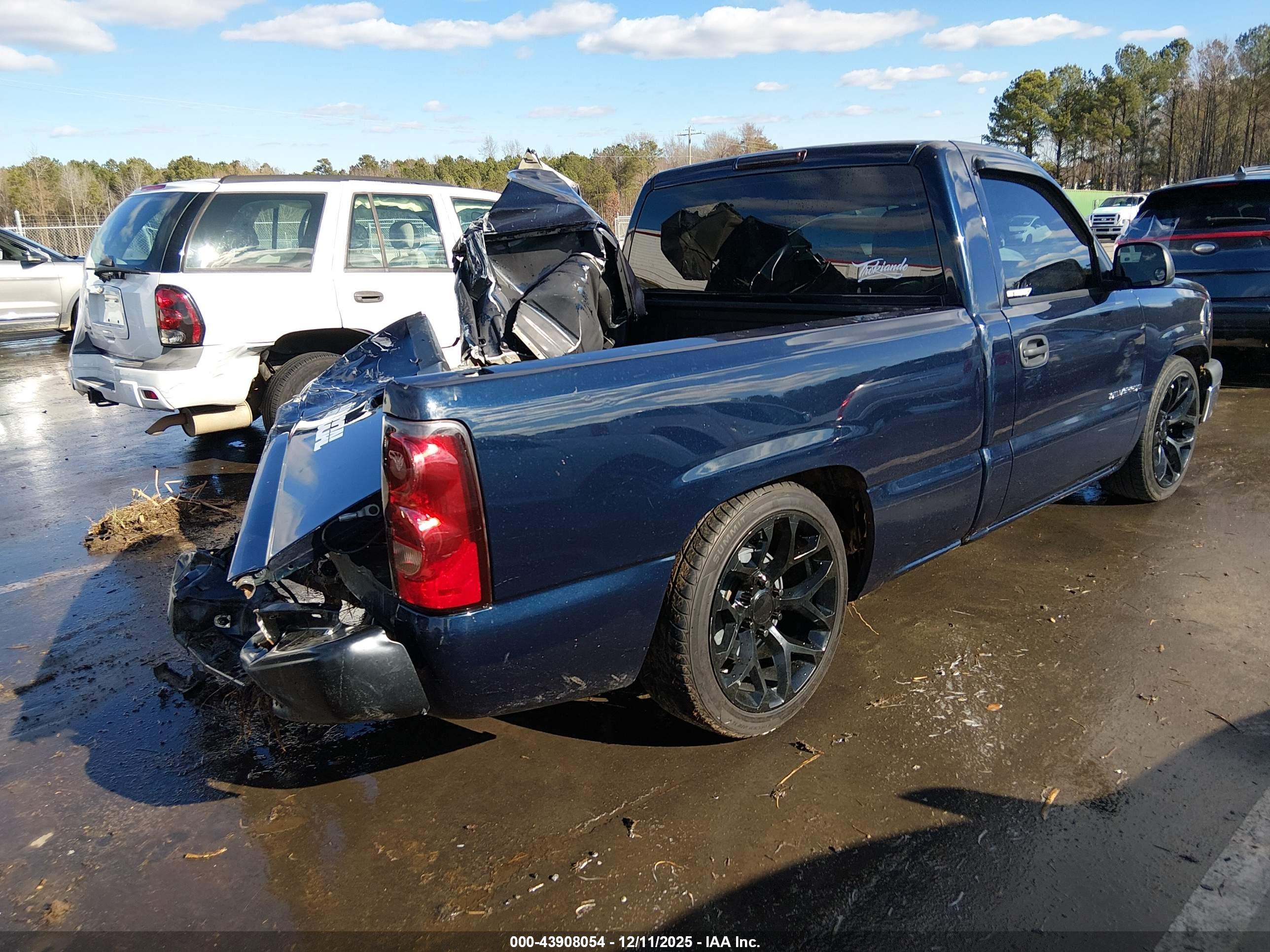 CHEVROLET SILVERADO image 4