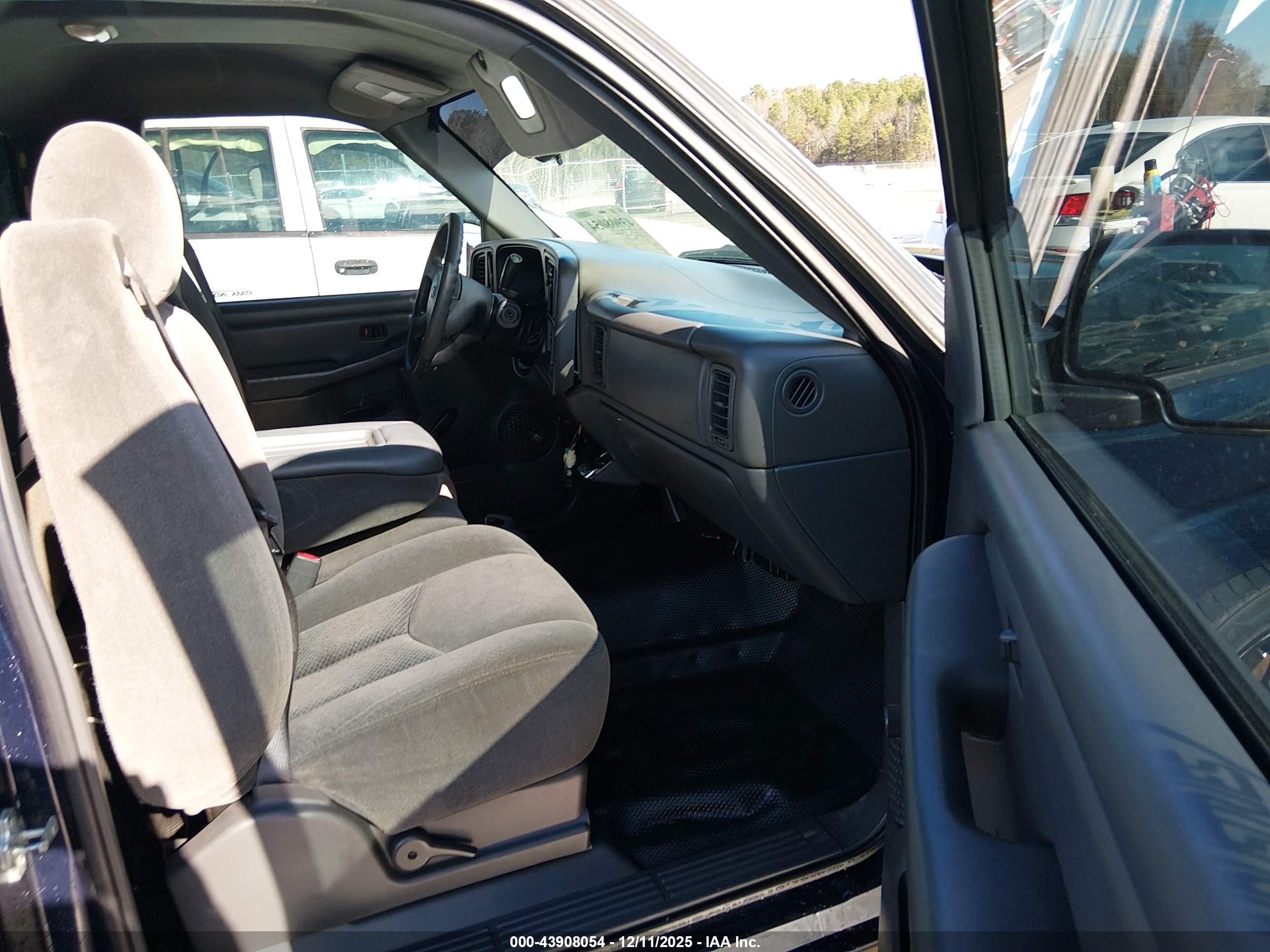 CHEVROLET SILVERADO image 5