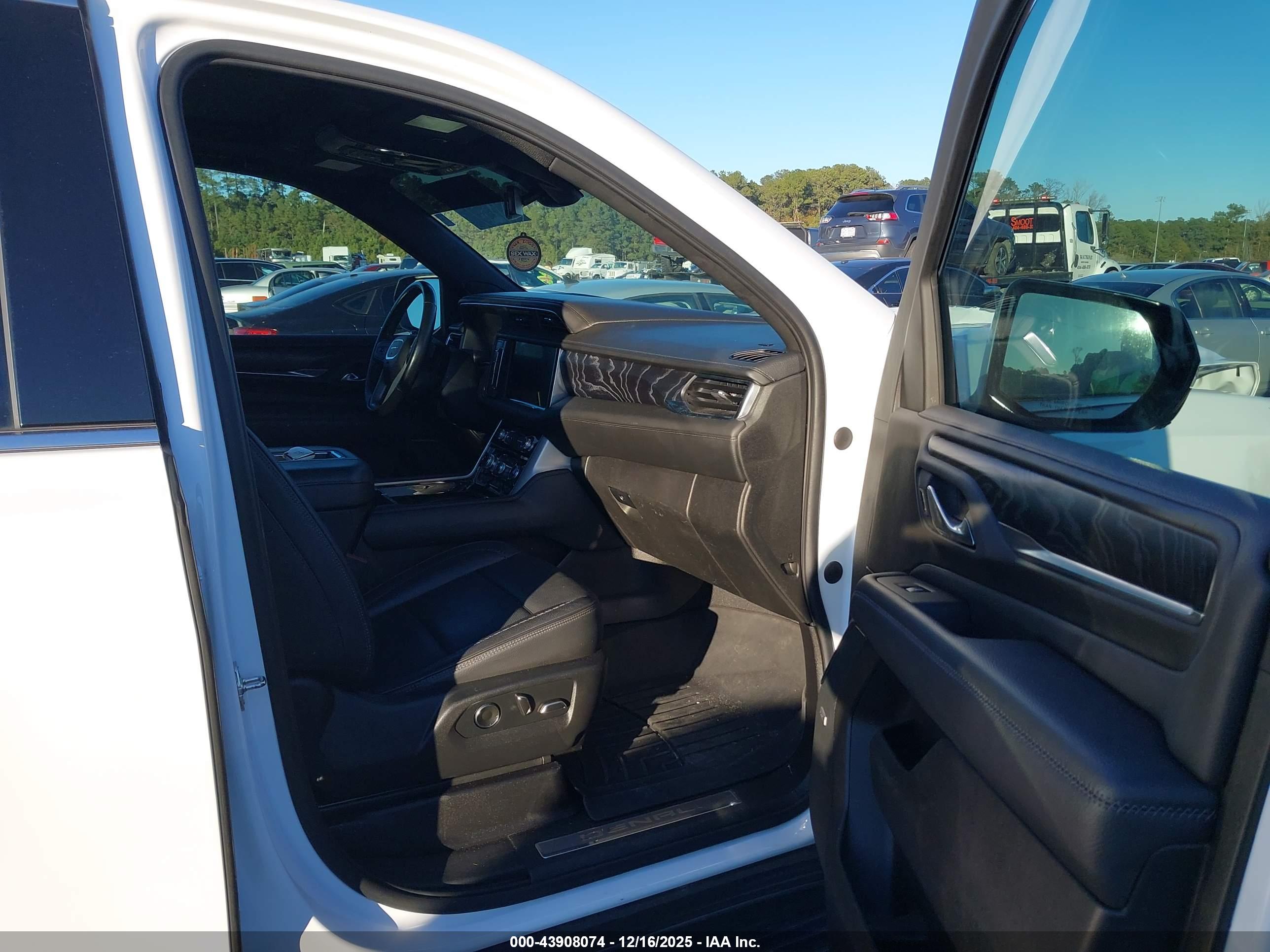 GMC YUKON image 5
