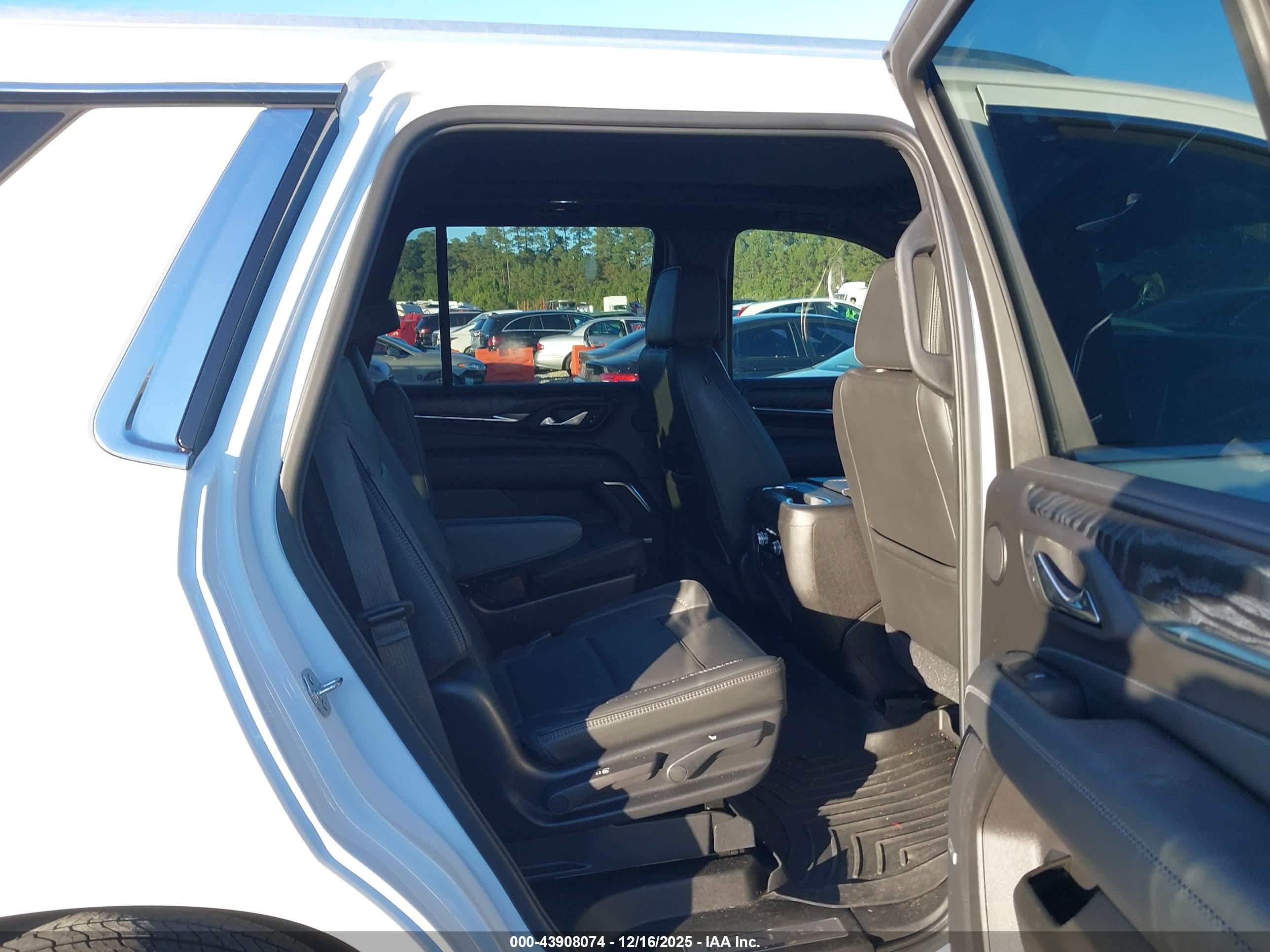 GMC YUKON image 8