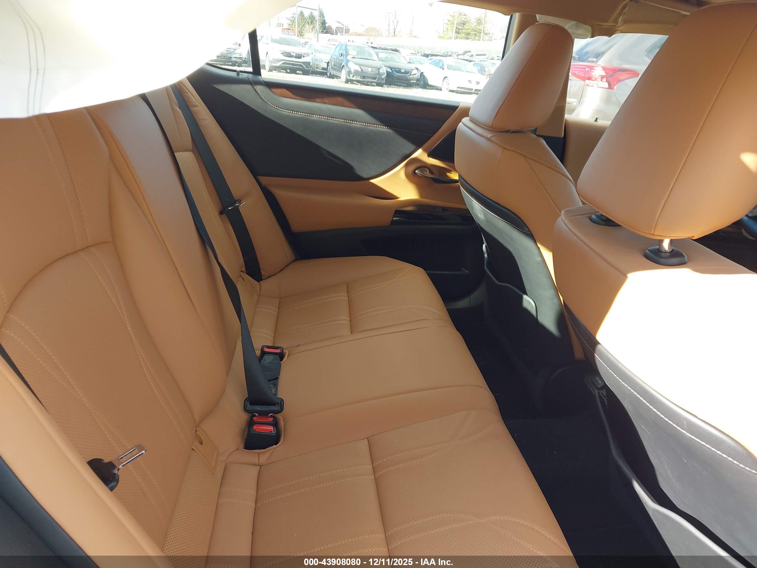 LEXUS ES image 8