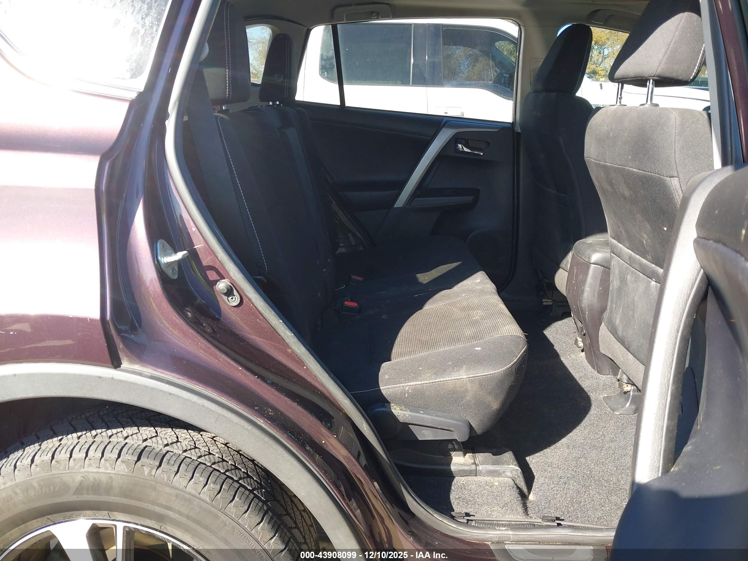 TOYOTA RAV4 image 8