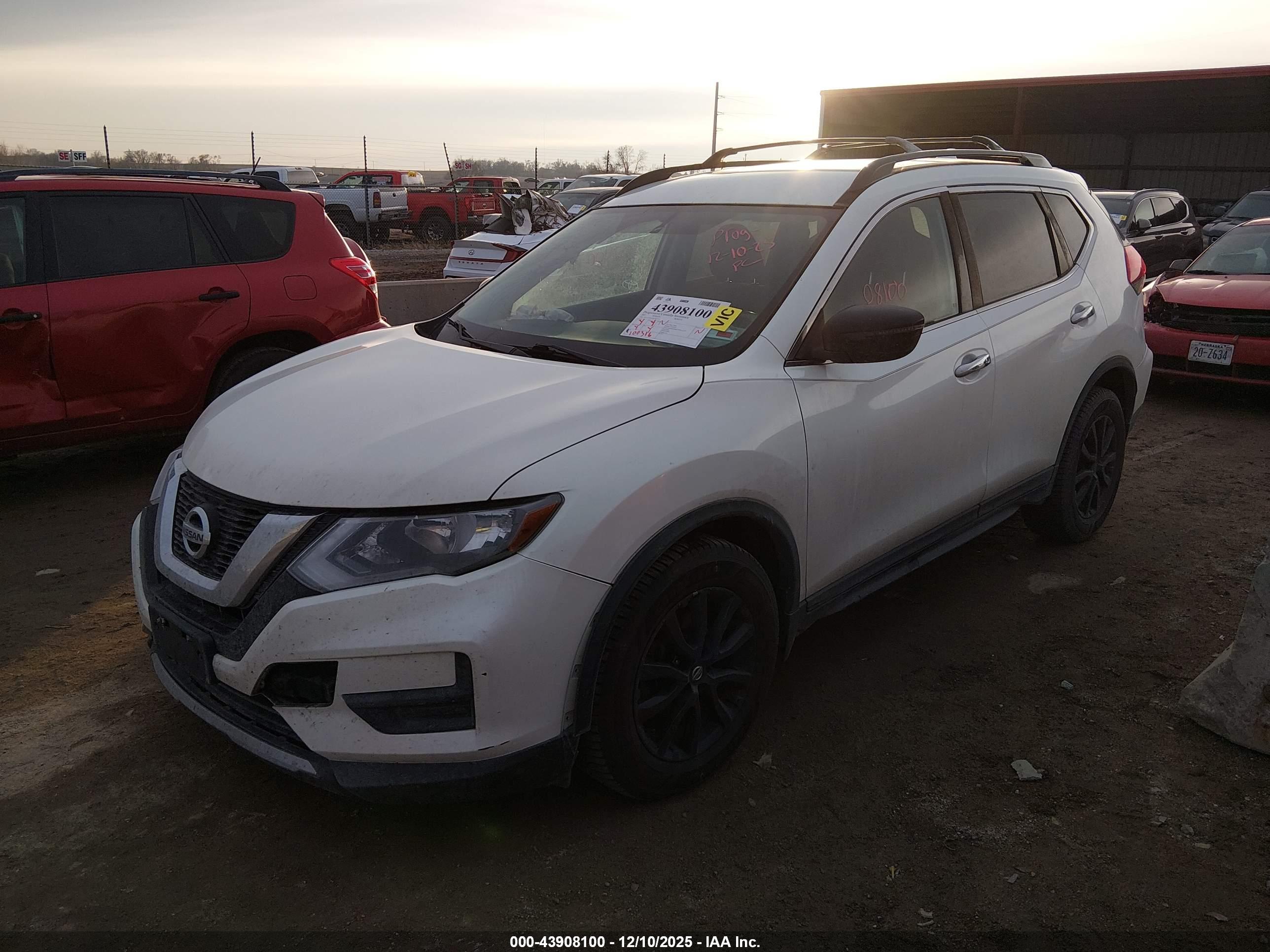 NISSAN ROGUE image 2