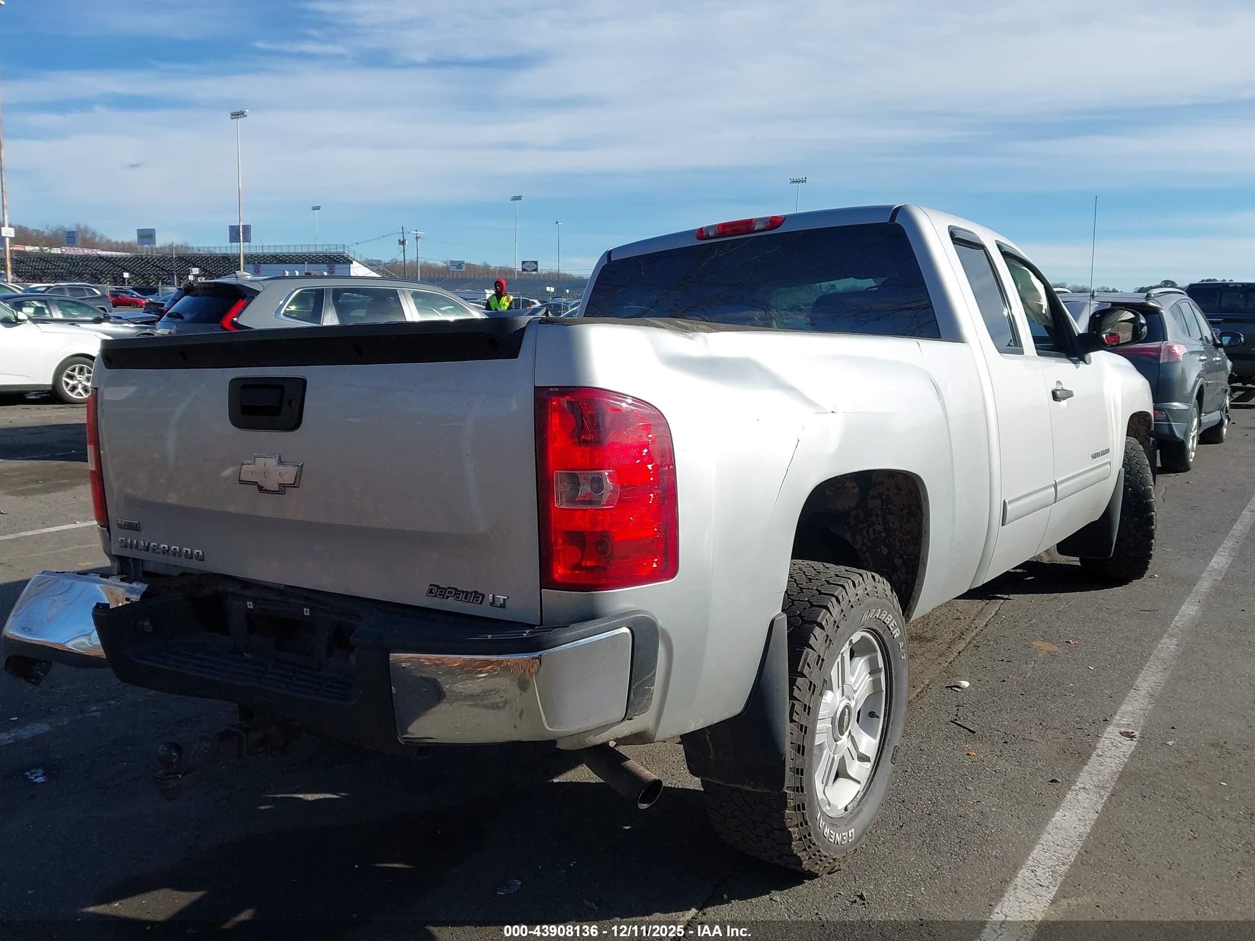 CHEVROLET SILVERADO image 4