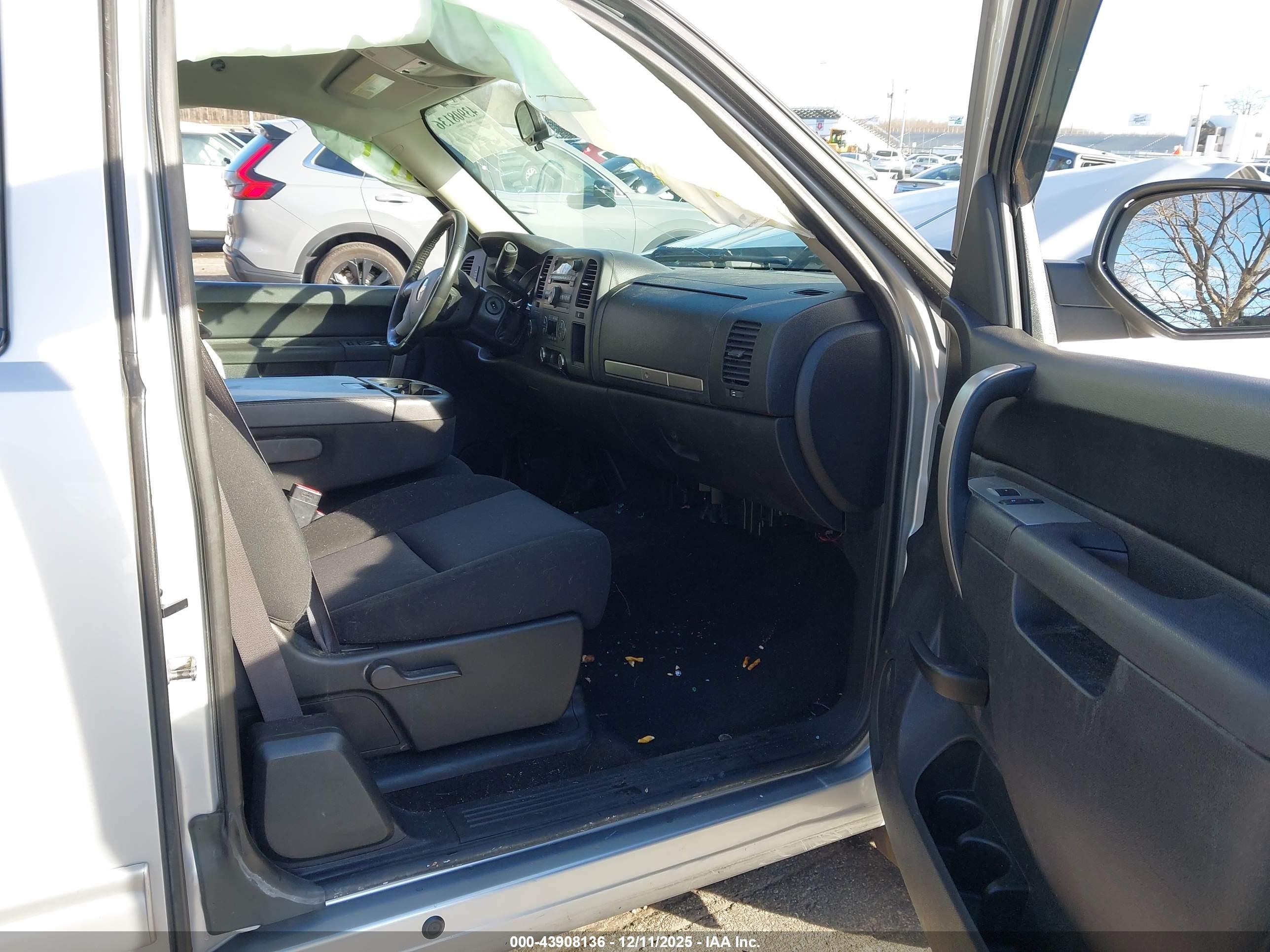 CHEVROLET SILVERADO image 5