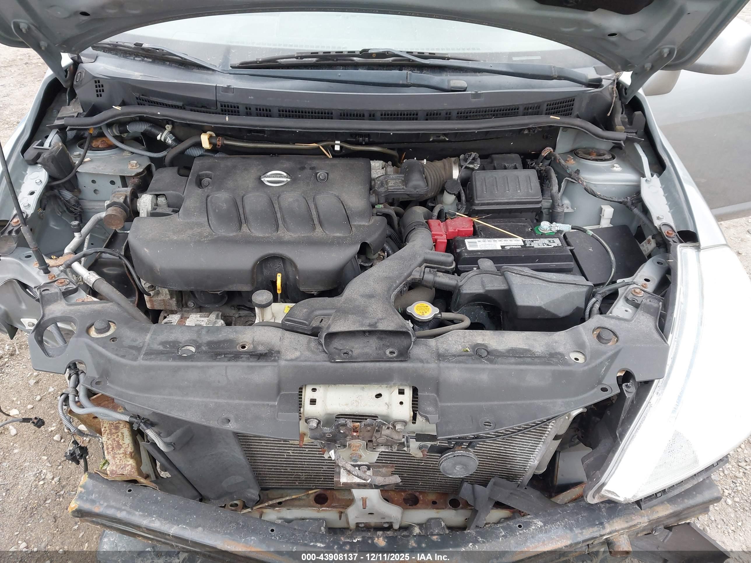 NISSAN VERSA image 10