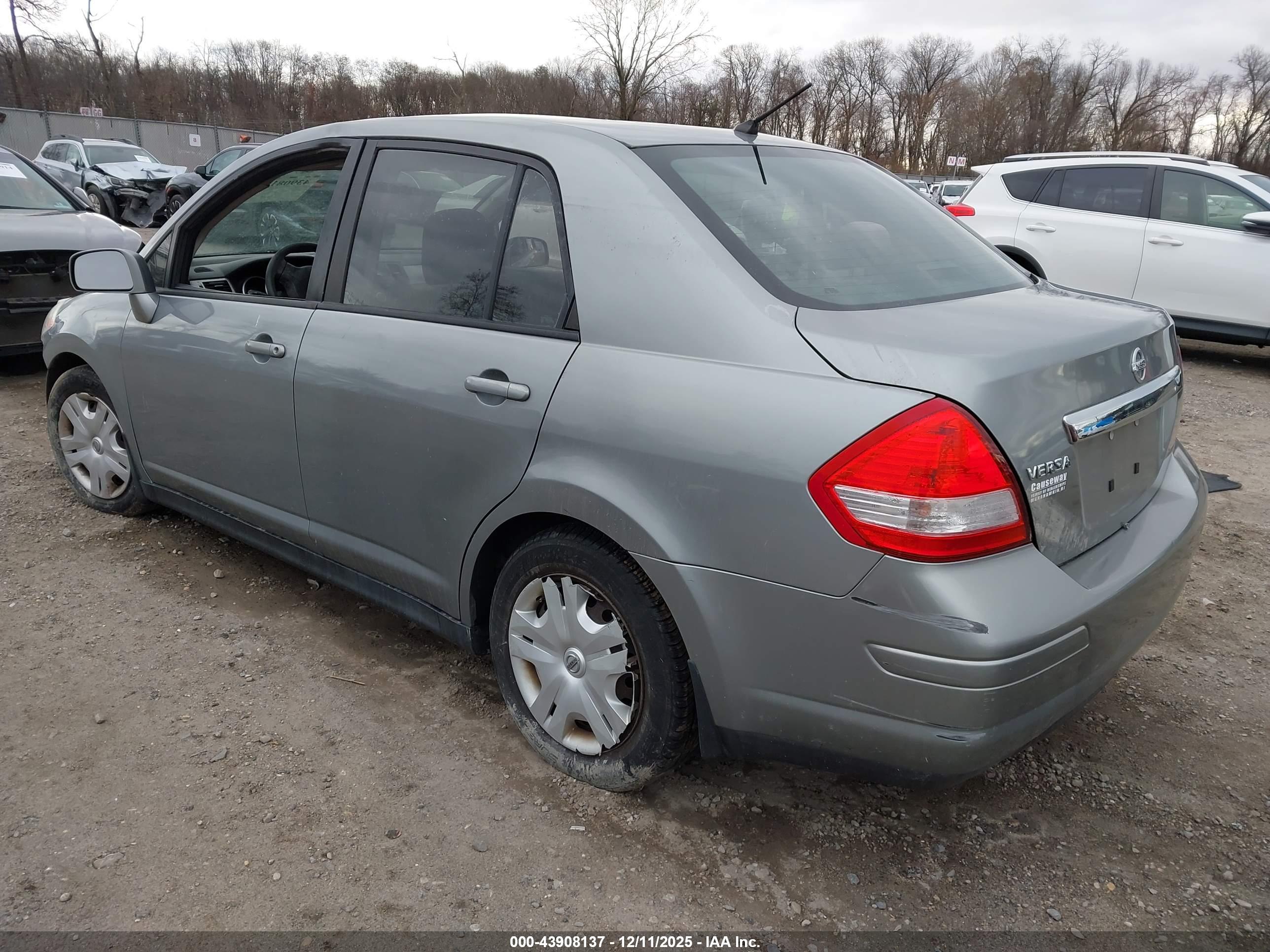 NISSAN VERSA image 3