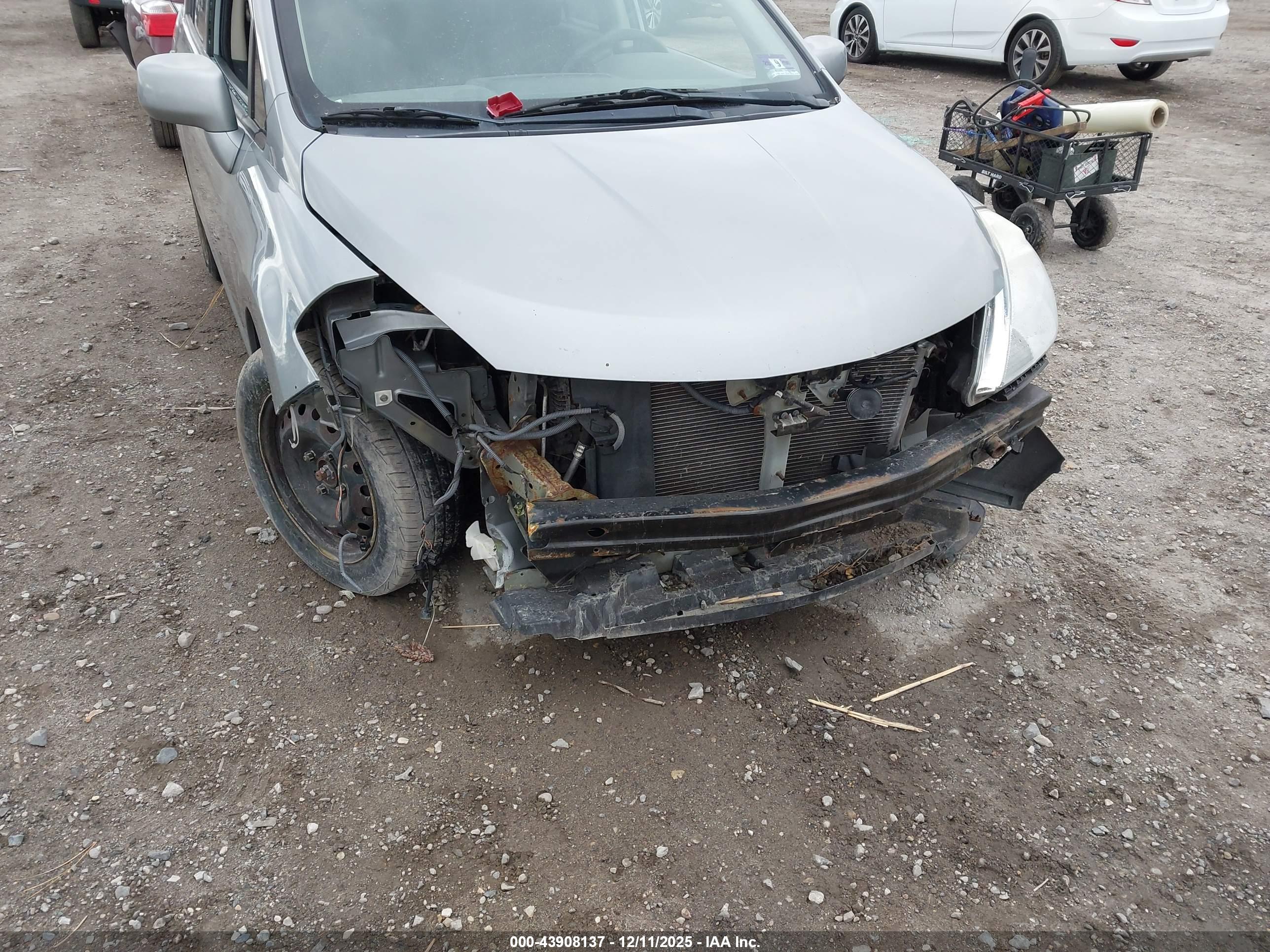 NISSAN VERSA image 6
