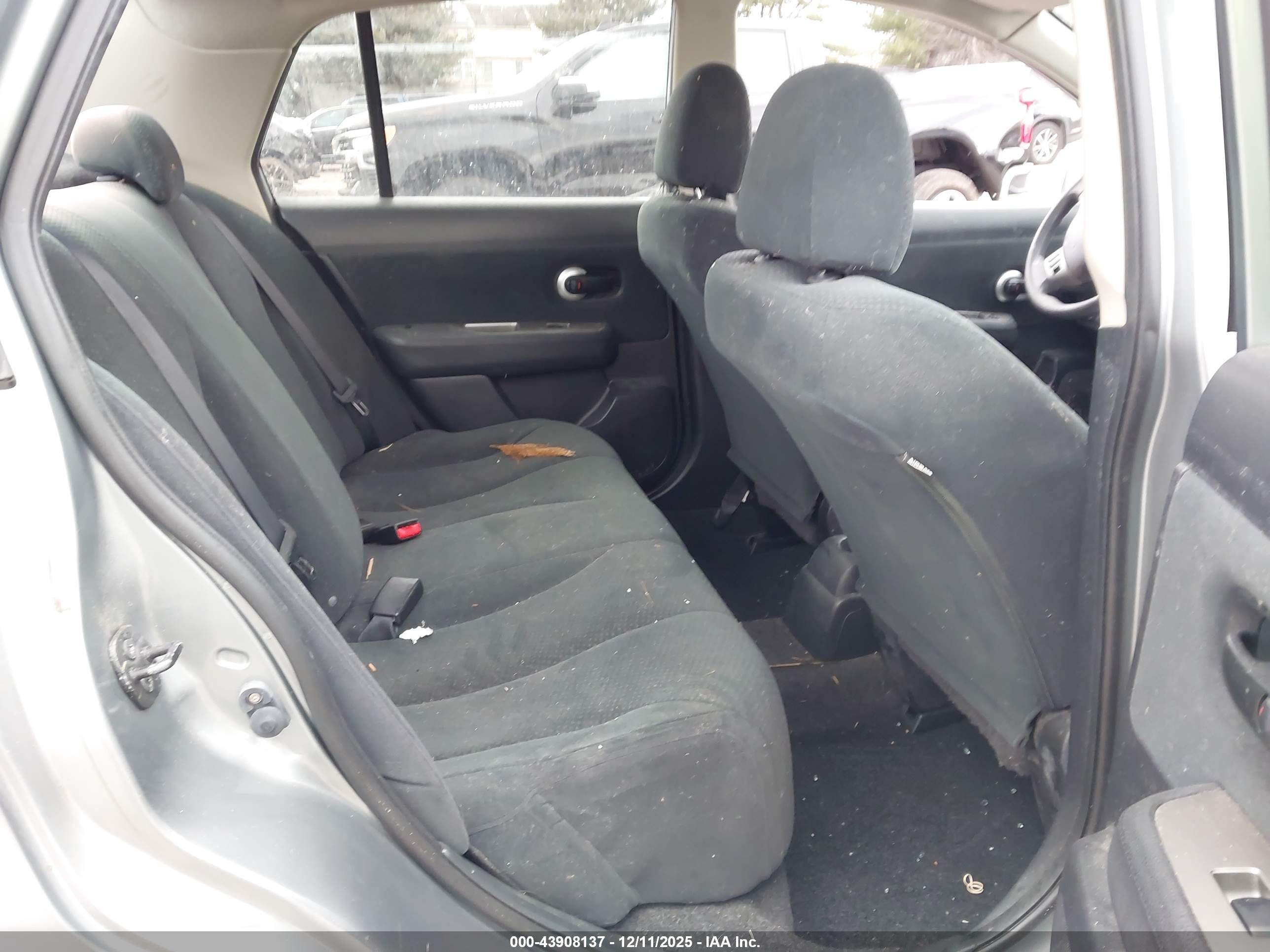 NISSAN VERSA image 8