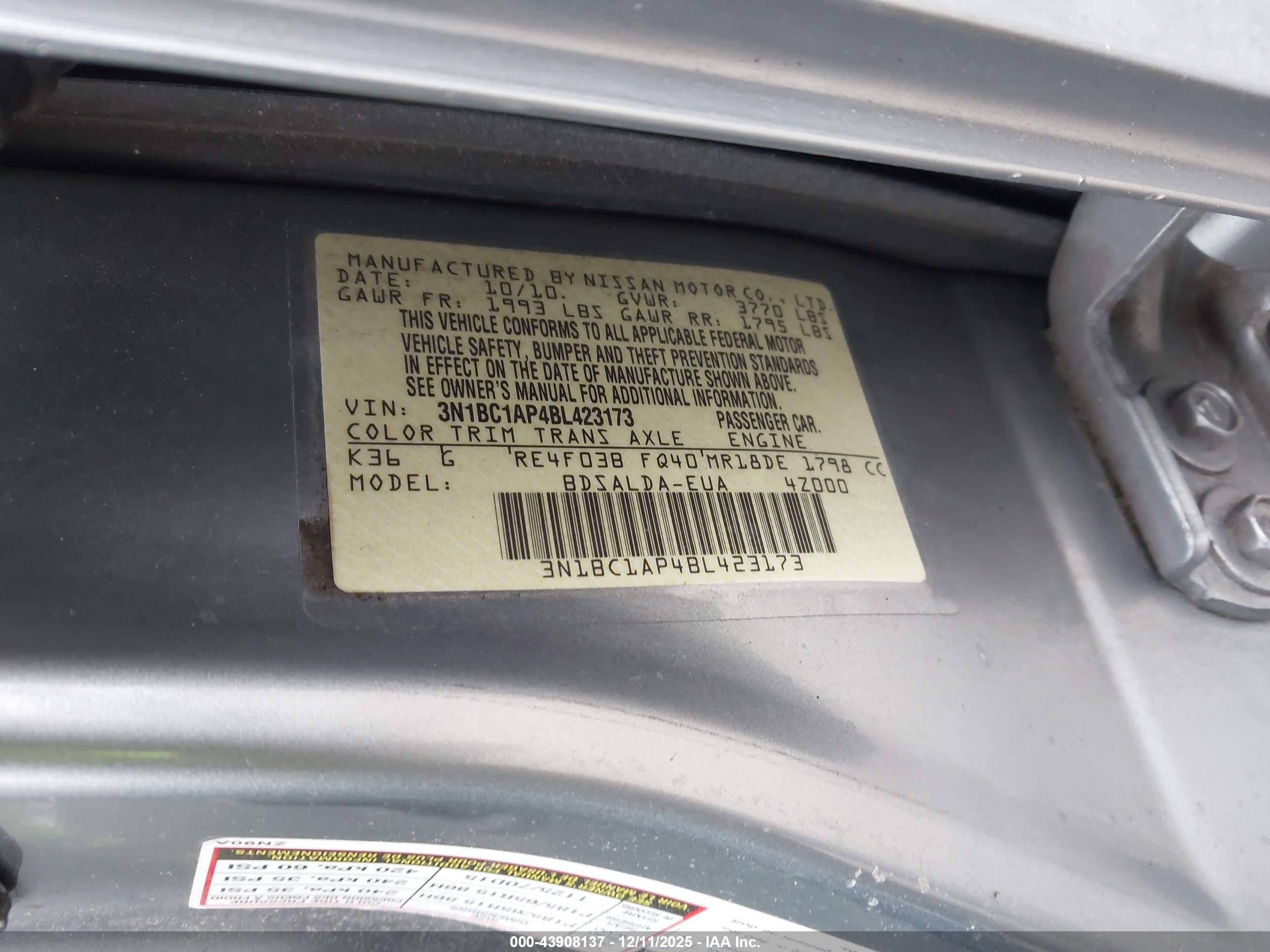 NISSAN VERSA image 9