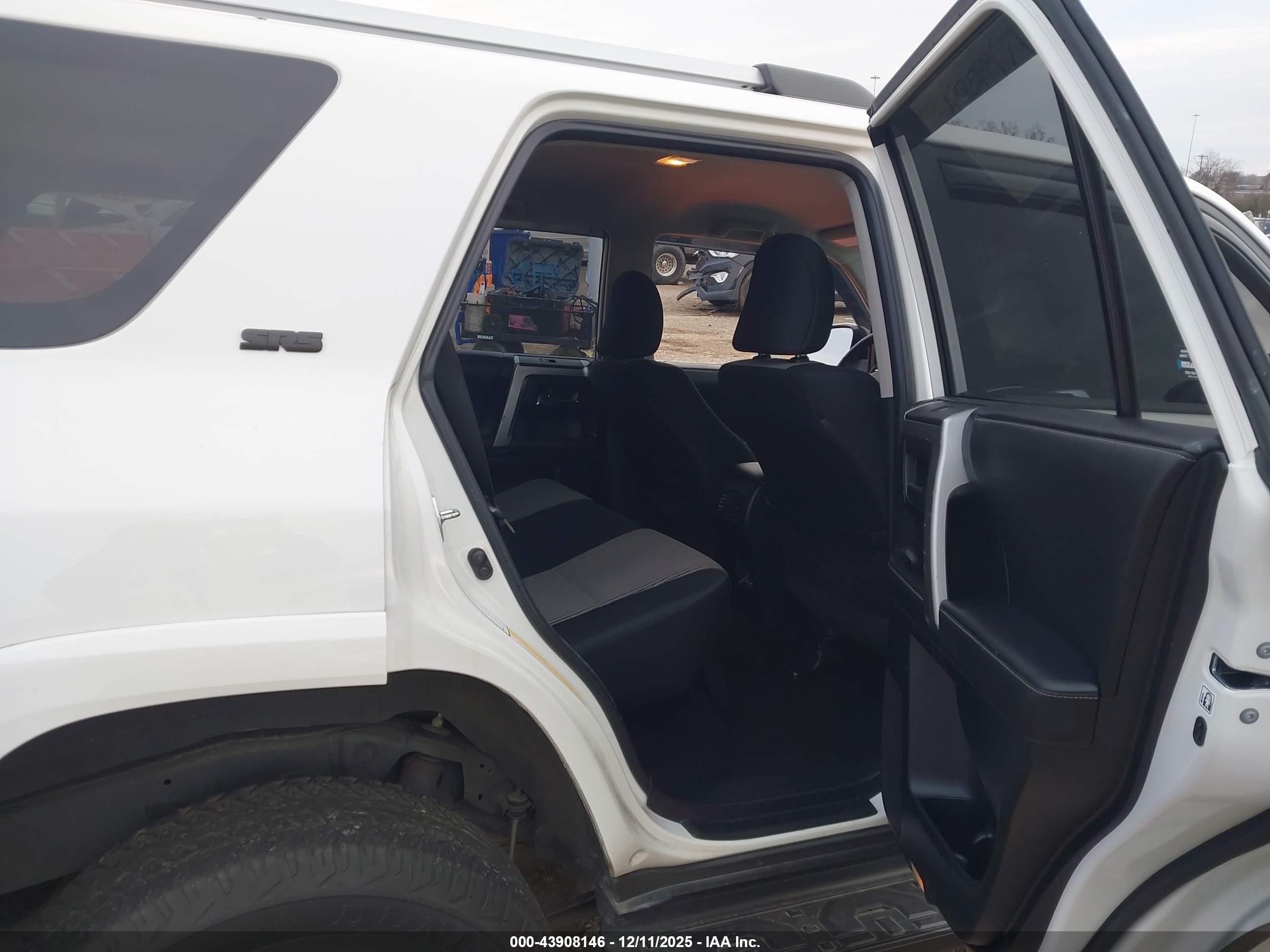TOYOTA 4RUNNER image 8