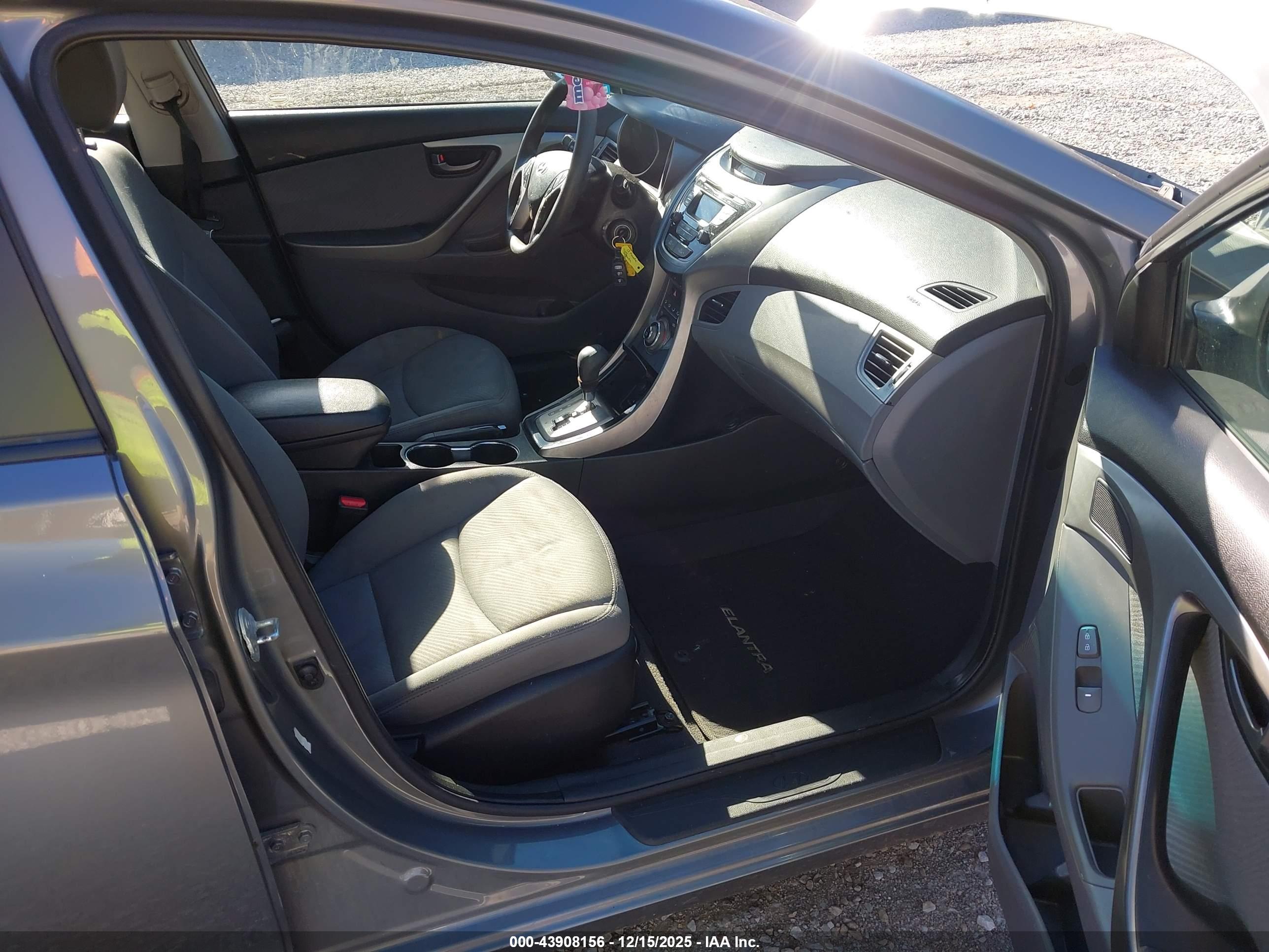 HYUNDAI ELANTRA image 5
