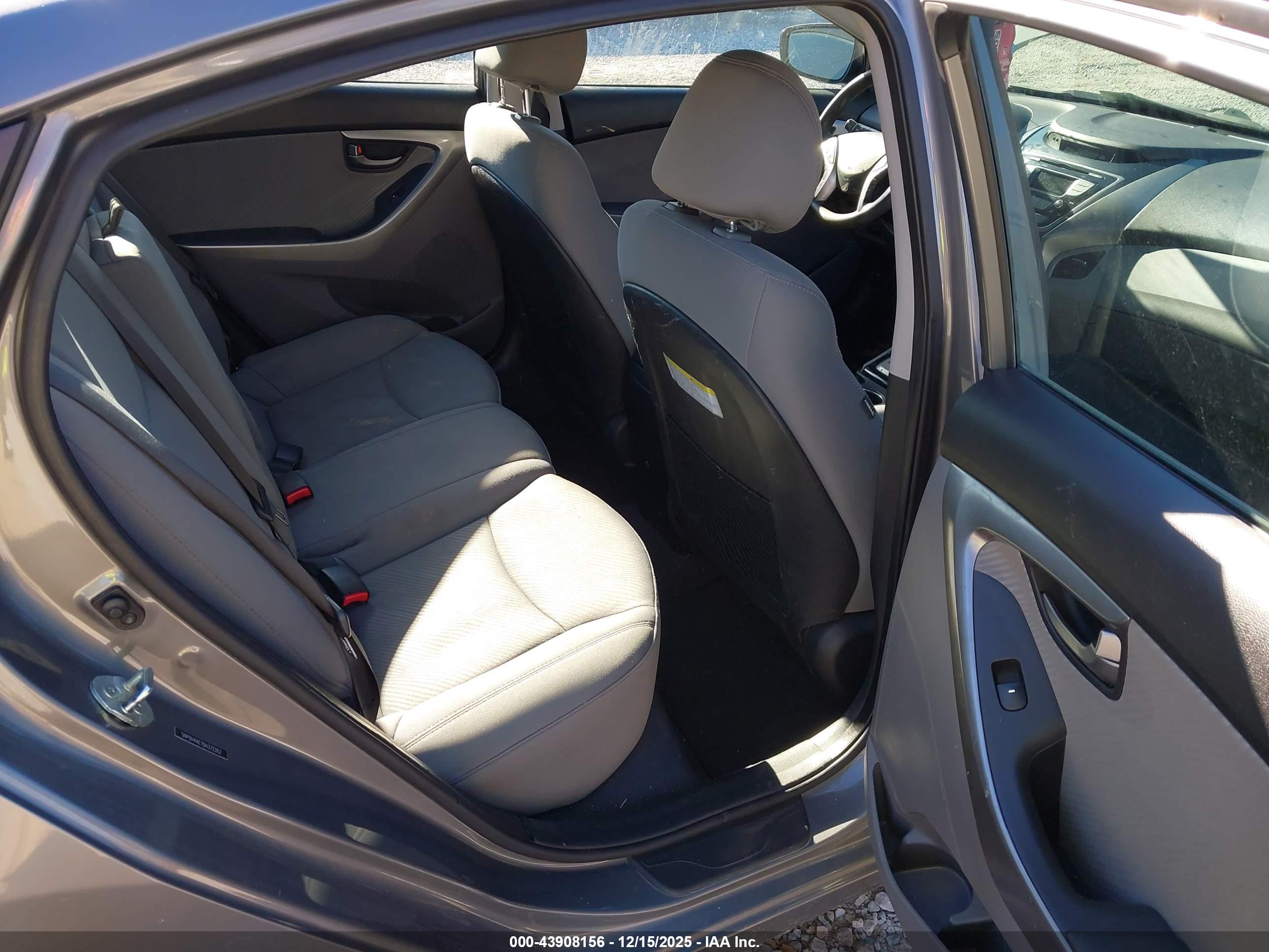 HYUNDAI ELANTRA image 8