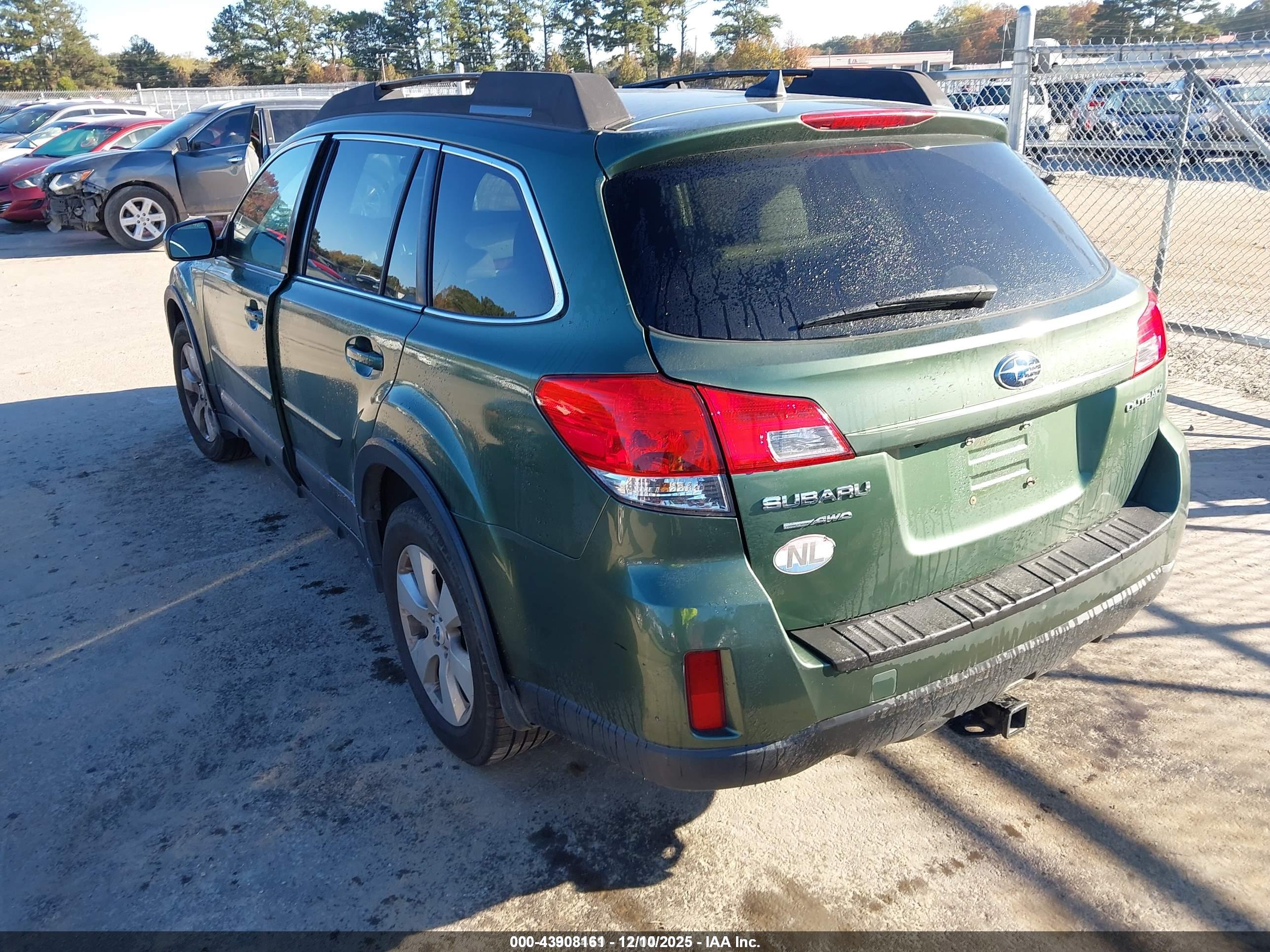 SUBARU OUTBACK image 3